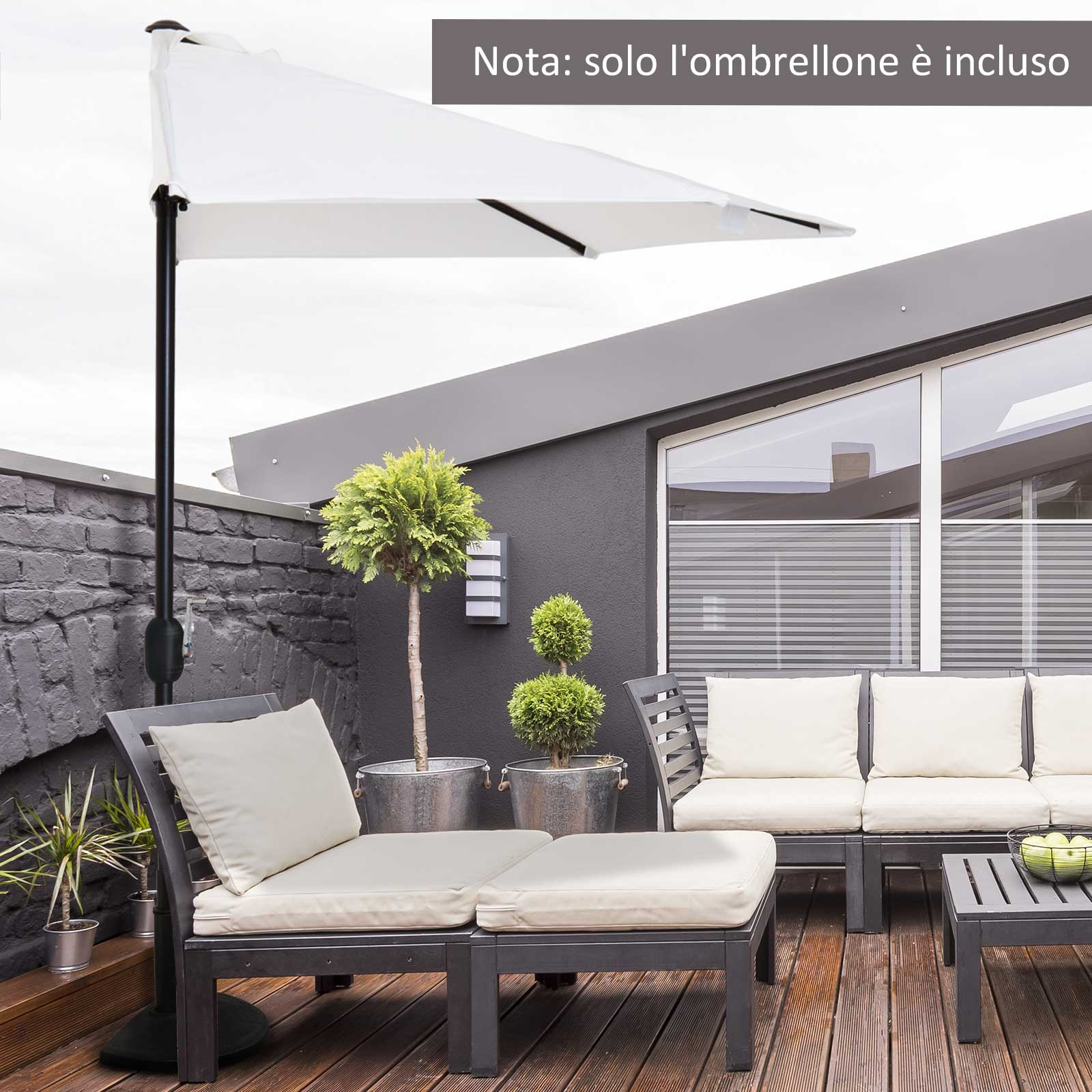 Terrazza moderna con mobili da salotto bianchi, ombrellone e piante.