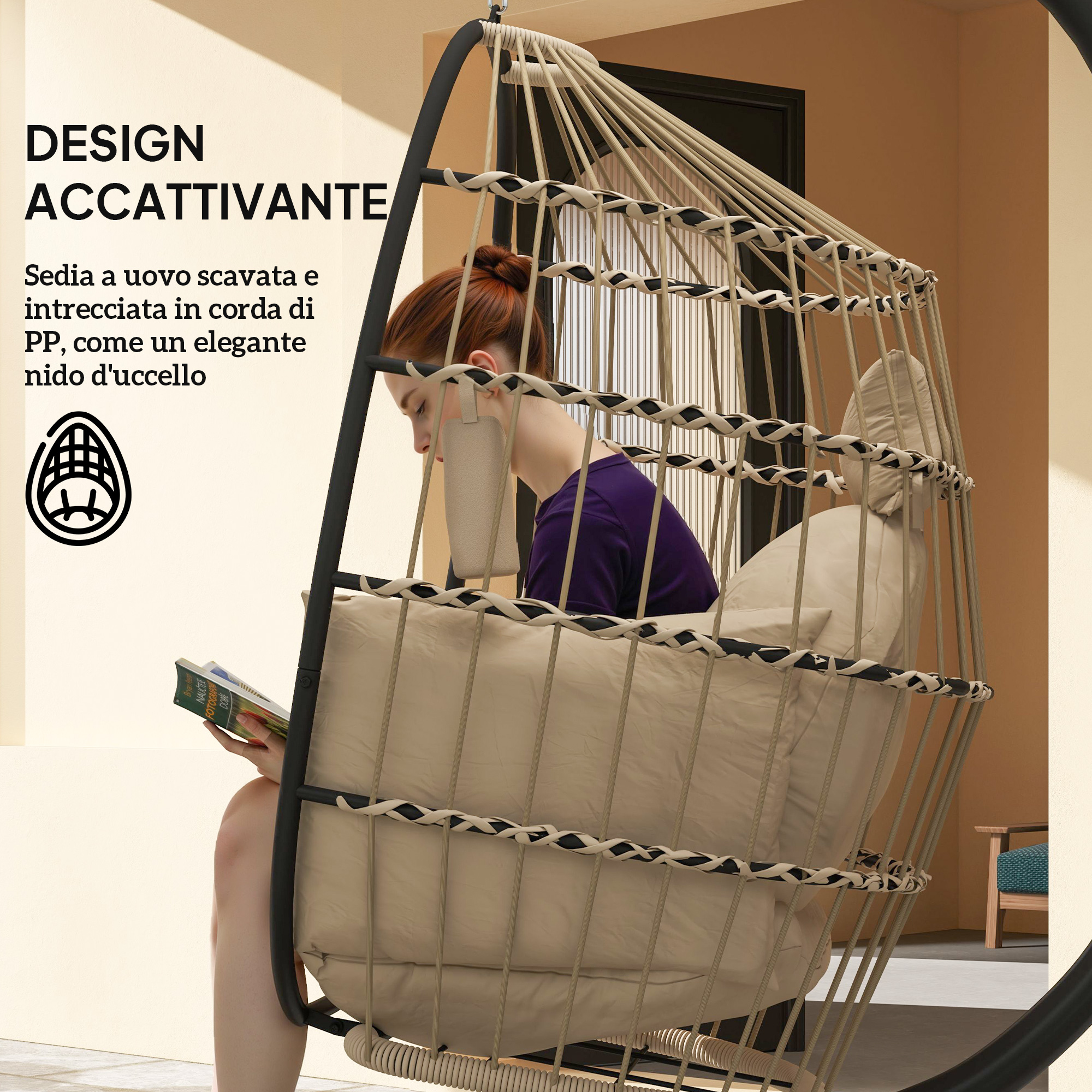 Una donna legge su una sedia a uovo sospesa in corda di PP con cuscini beige.
