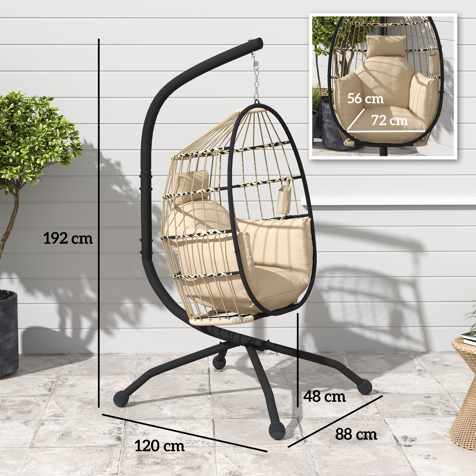 Una sedia sospesa in rattan con cuscini beige chiaro, dimensioni indicate.