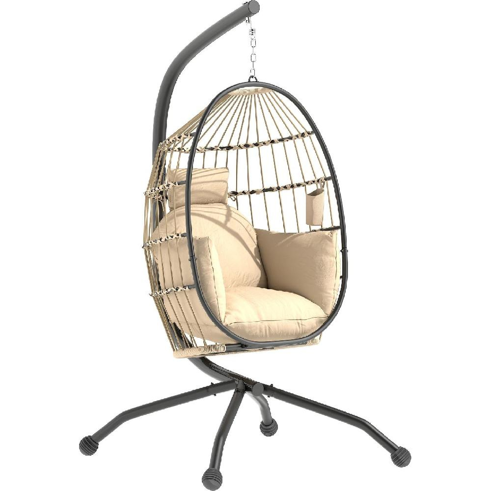 Una sedia a uovo sospesa con cuscini beige e supporto nero.