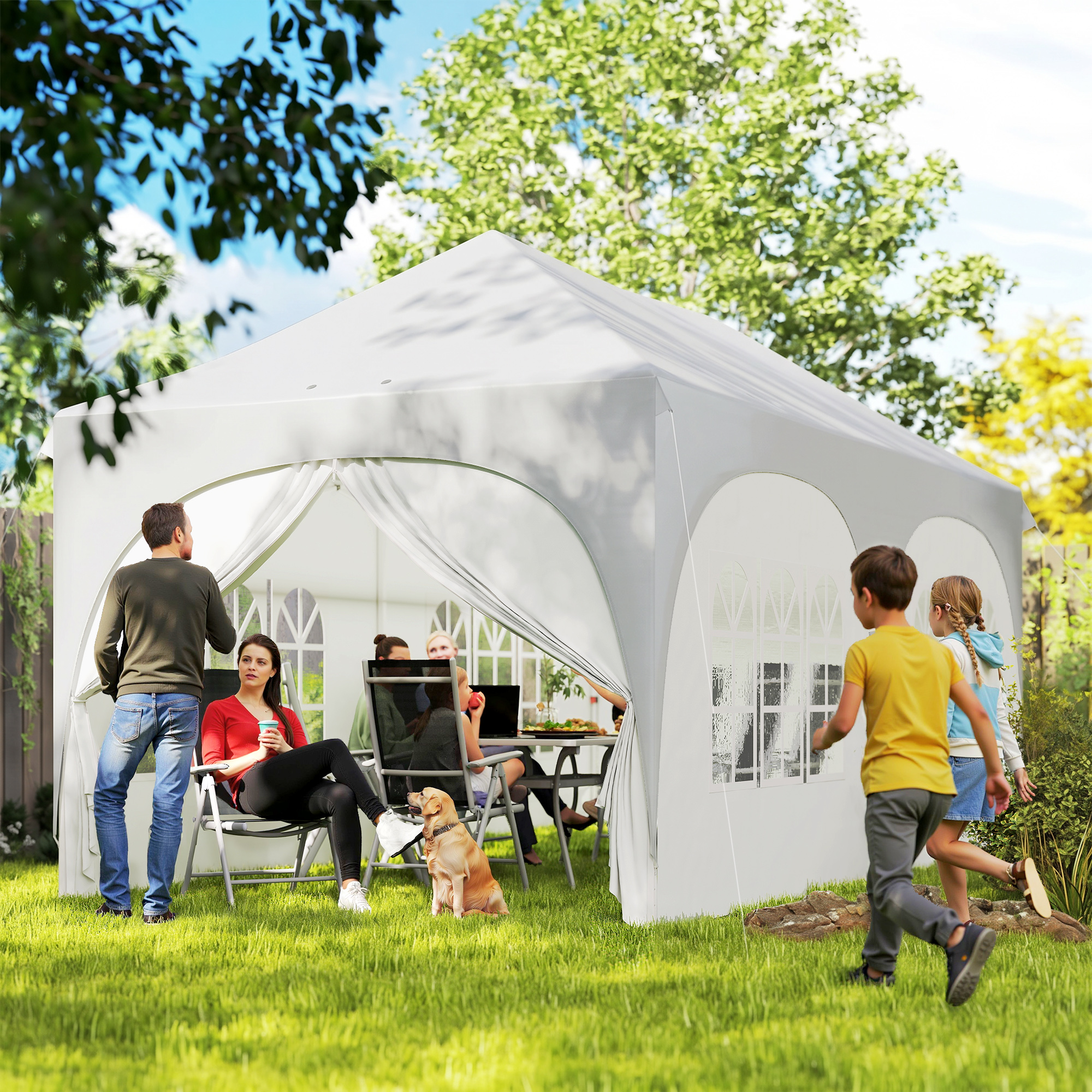 Picnic di famiglia sotto una tenda bianca all'aperto, con due bambini che giocano in cortile.