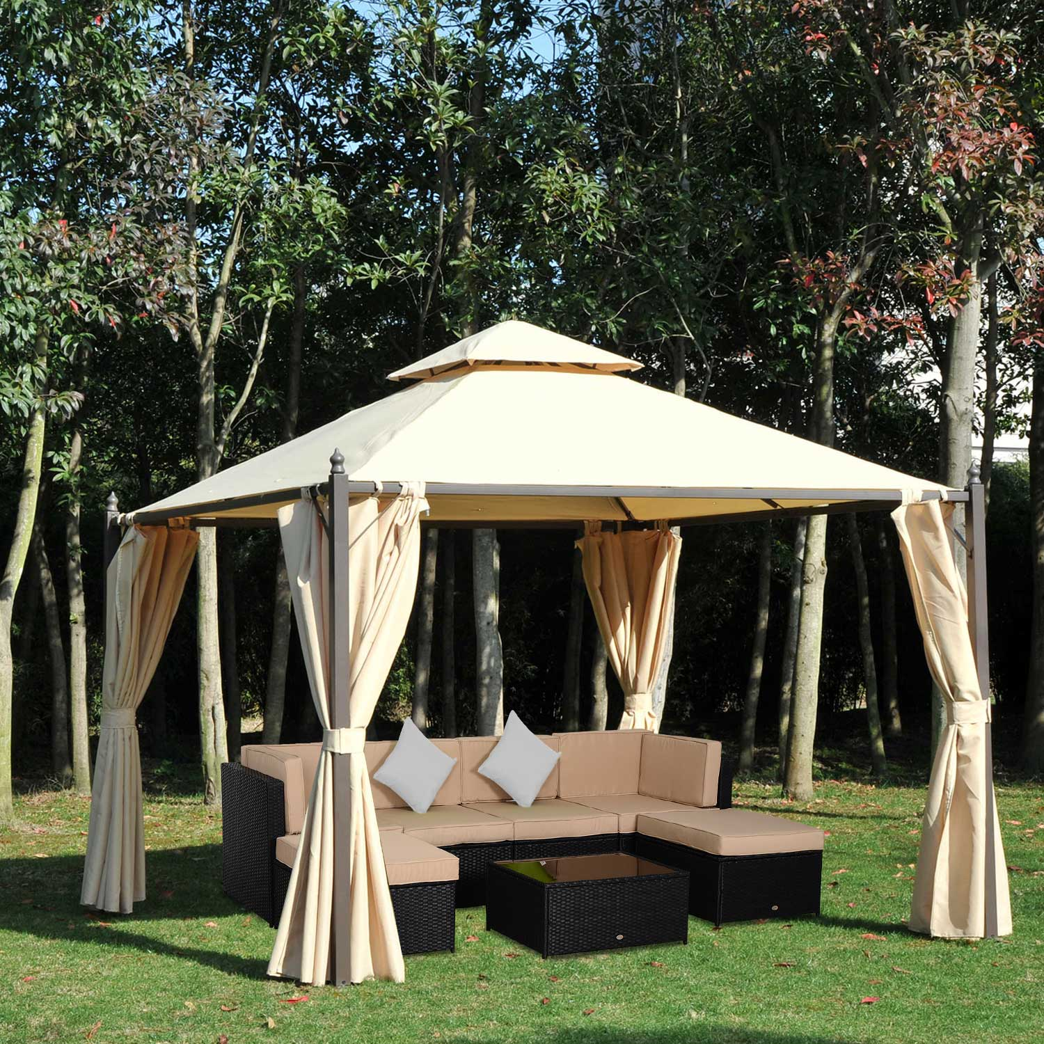 Un gazebo beige con mobili da salotto e tavolino su un prato.