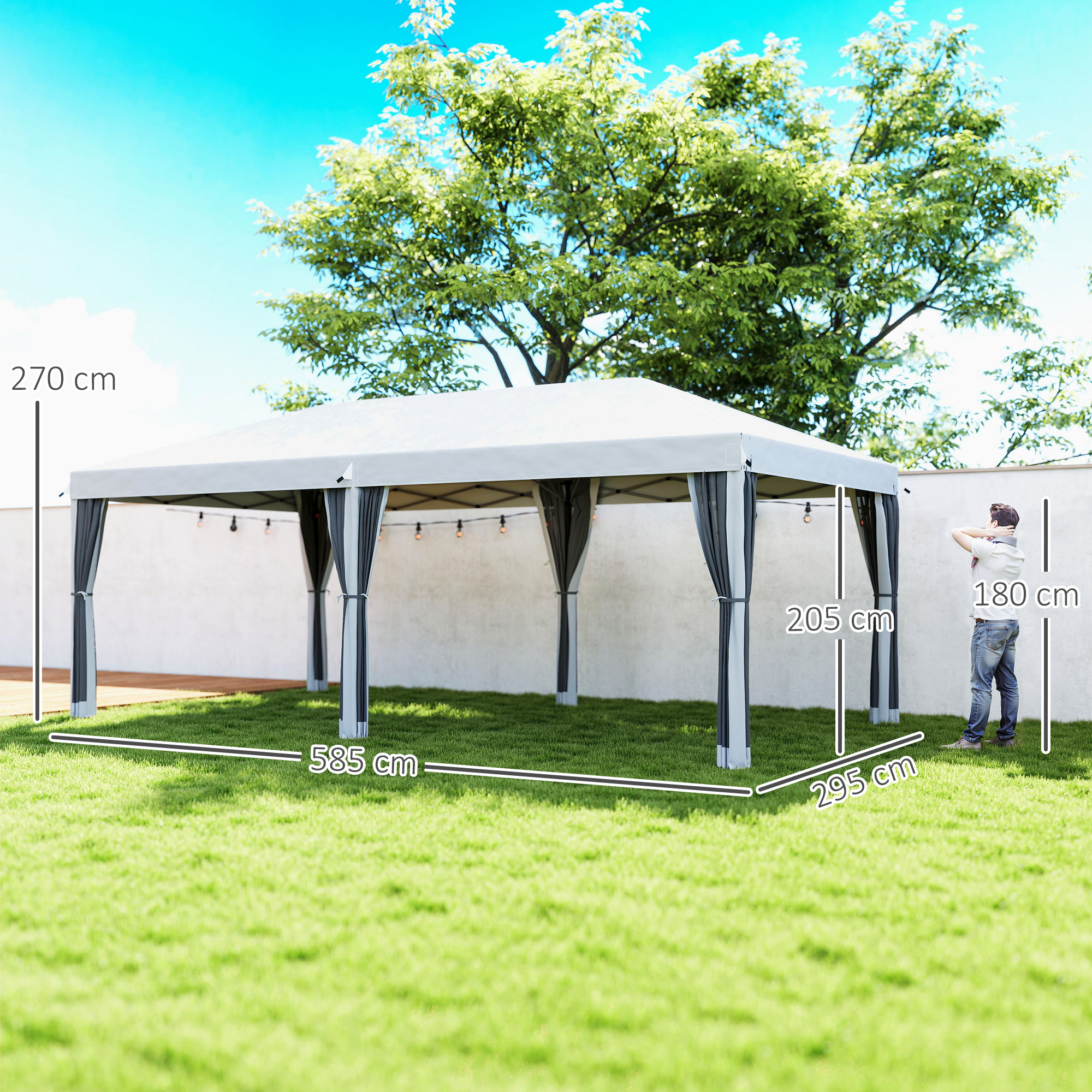 Una tenda gazebo bianca con tende grigie si erge su un prato.