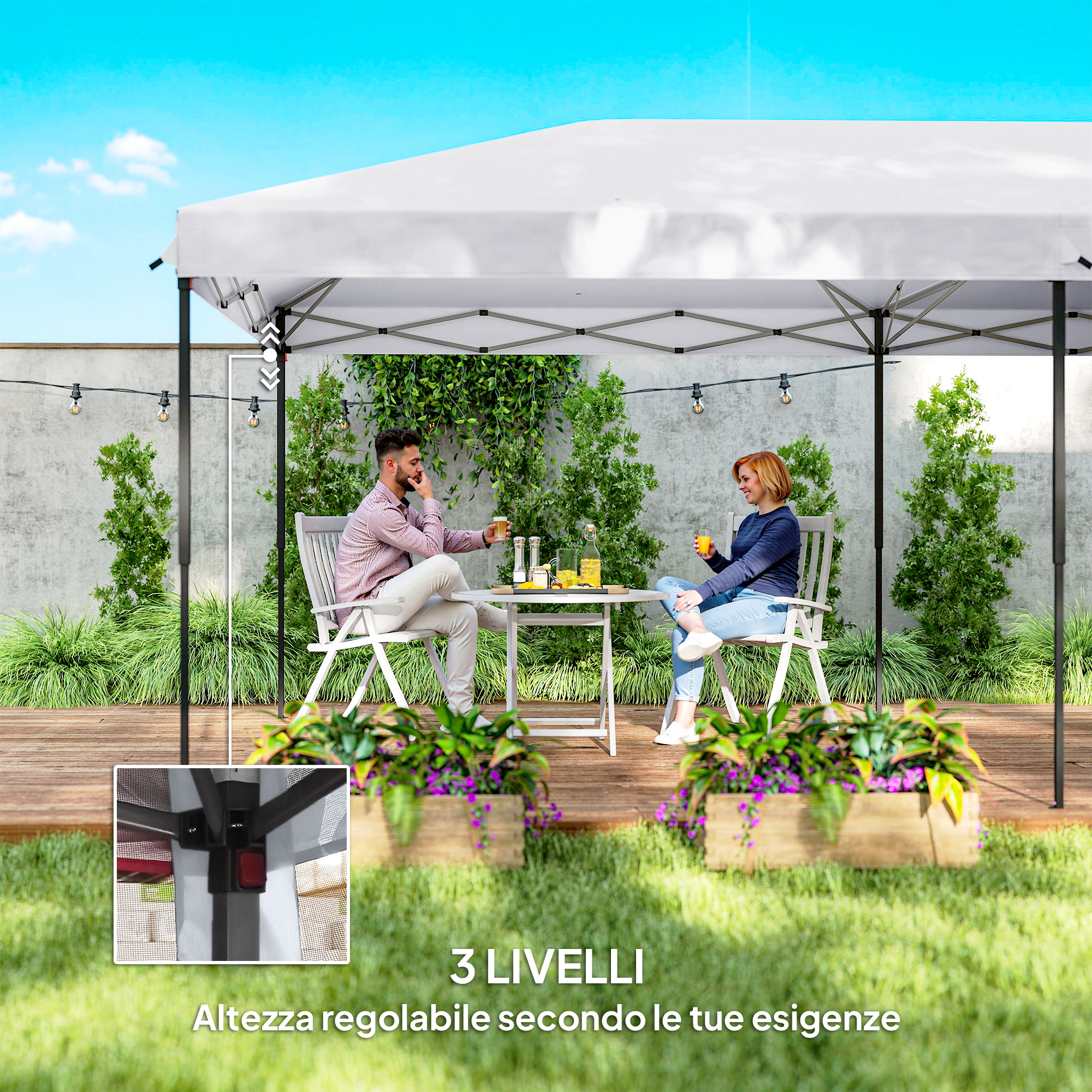 Una coppia siede sotto un gazebo bianco in giardino, bevendo drink.