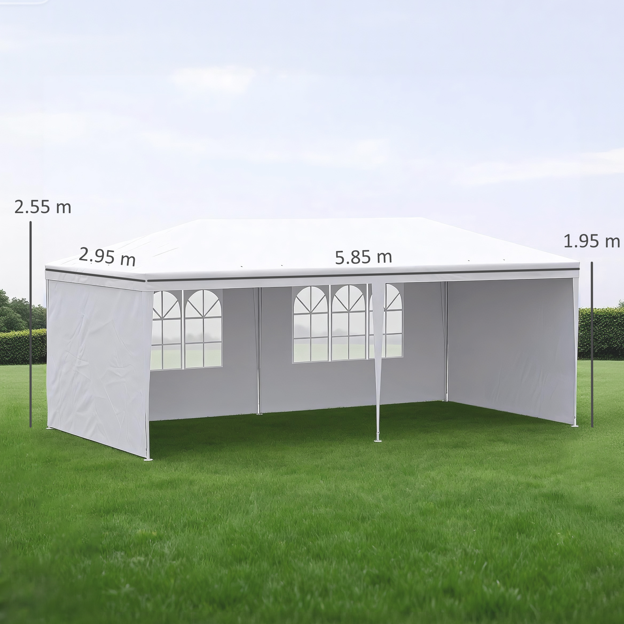 Una tenda bianca con finestre su un prato.