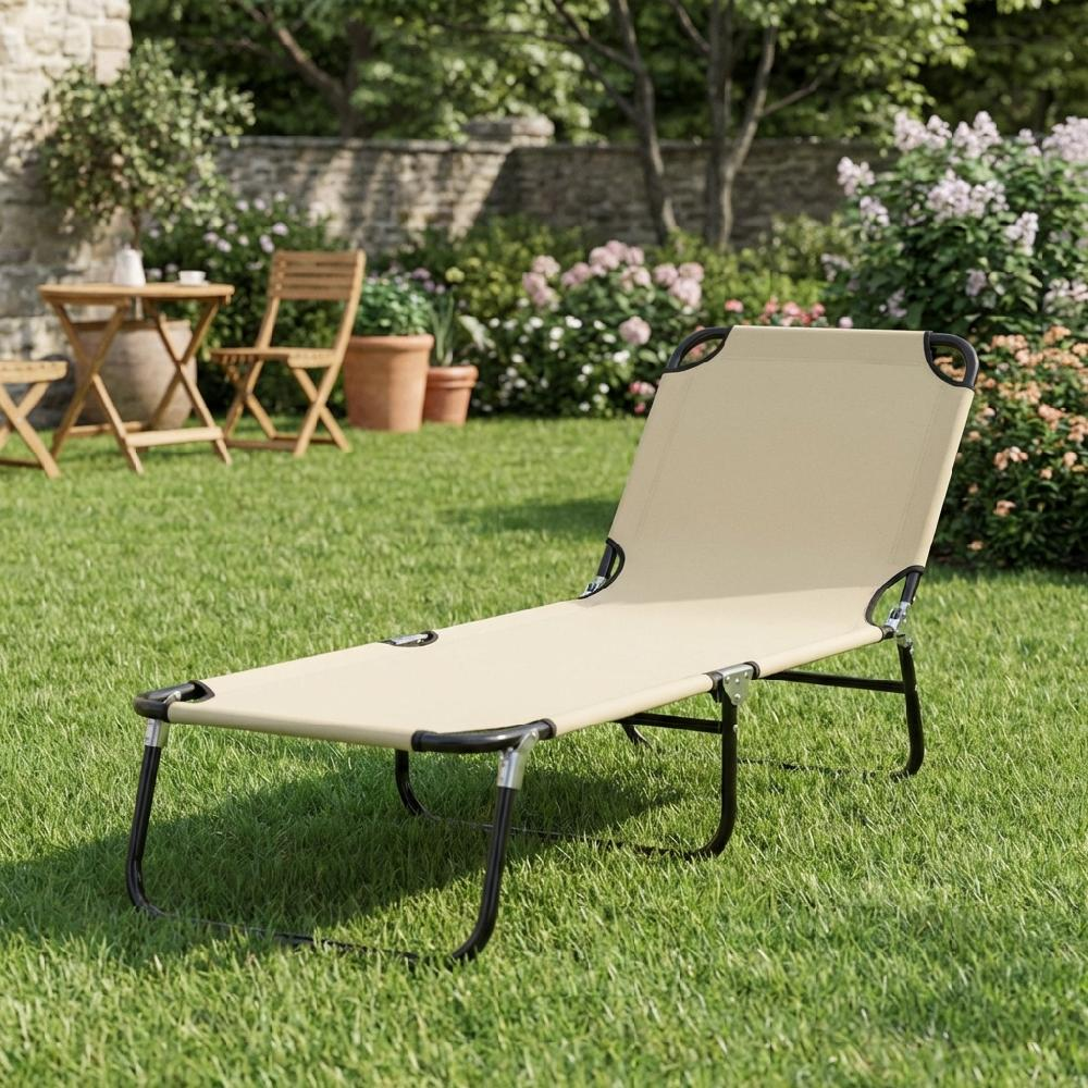 Lettino prendisole beige con telaio in metallo nero su prato verde, mobili da giardino.