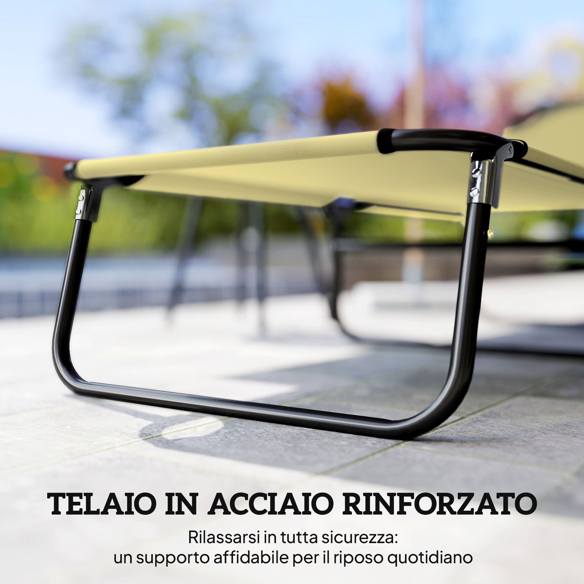 Una sdraio beige con telaio in metallo nero poggia su un patio pavimentato.