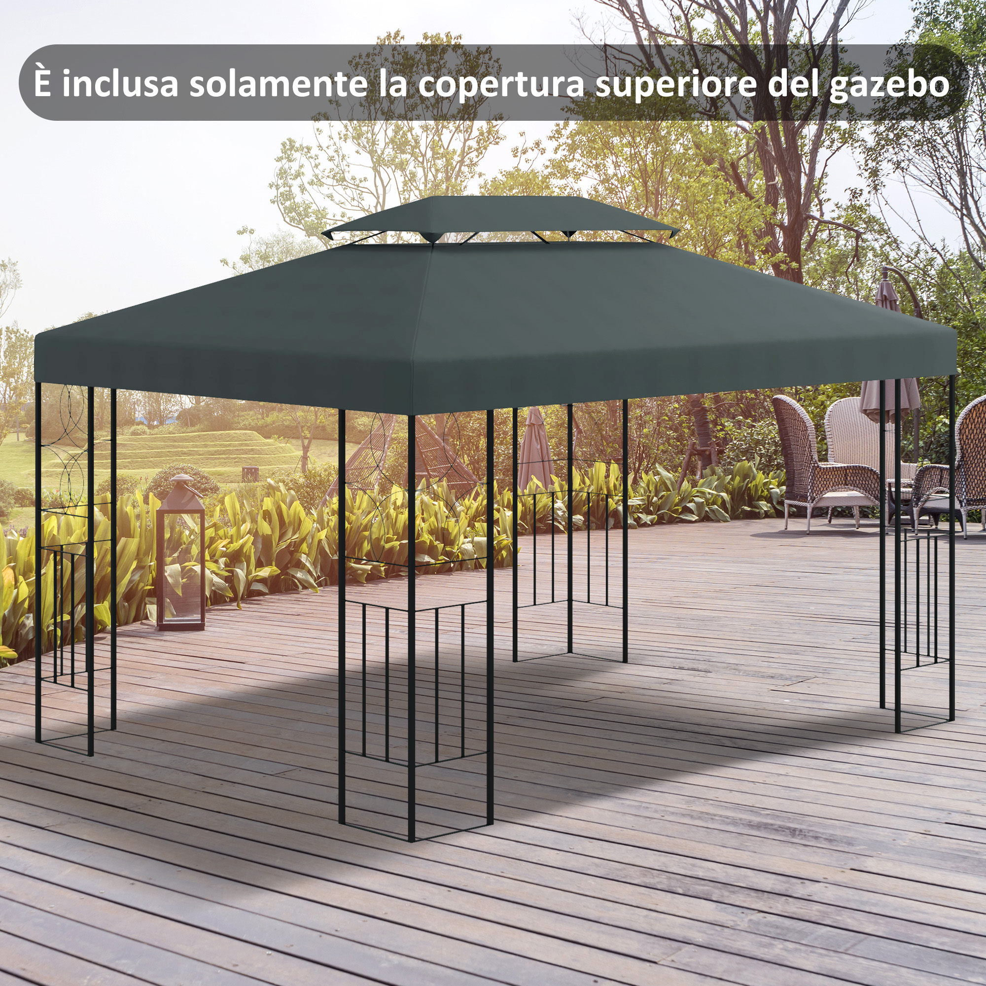 Copertura superiore del gazebo verde scuro su terrazza in legno con mobili da esterno e lanterna.