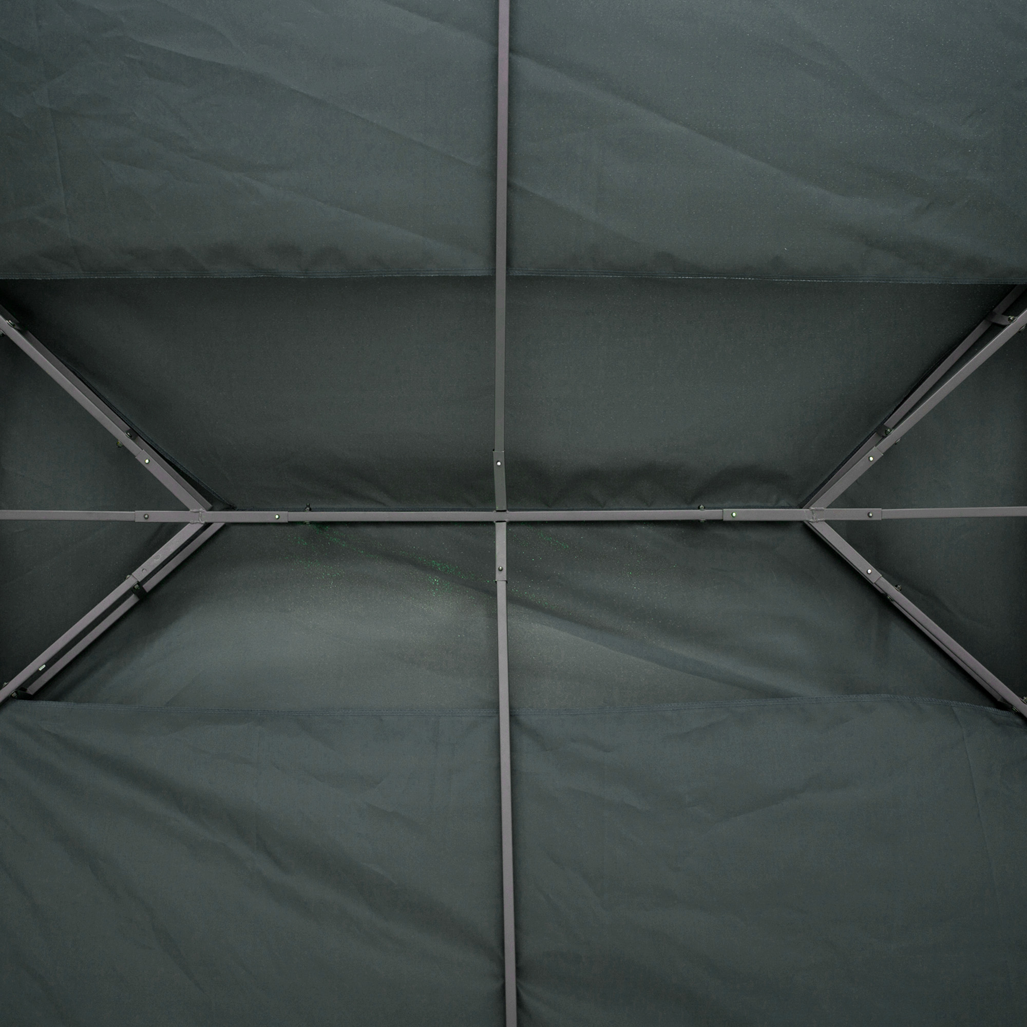 Vista dall'alto del tetto di una tenda scura con montanti metallici e tessuto.