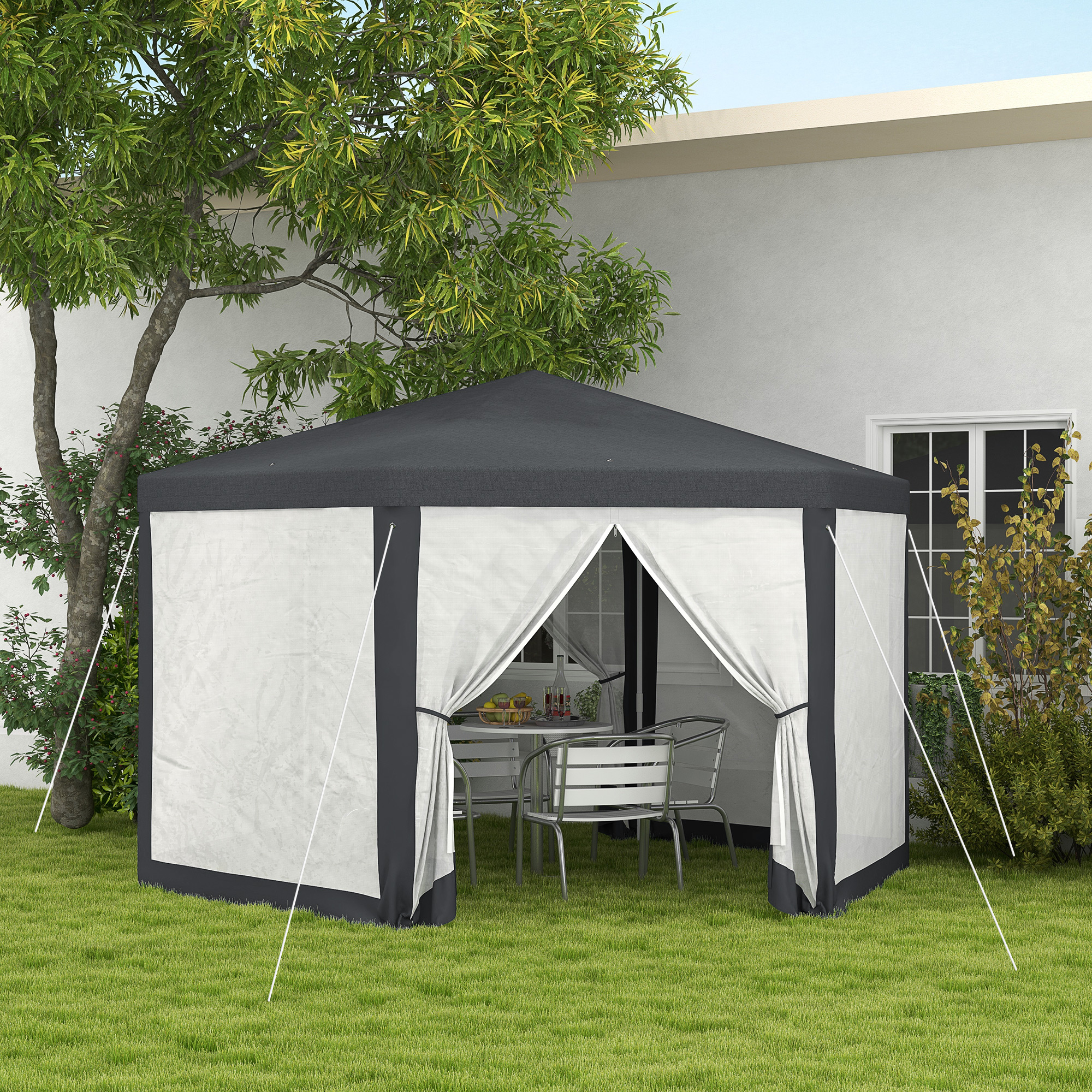 Un gazebo scuro con pannelli laterali bianchi si erge su un prato verde accanto a una casa.