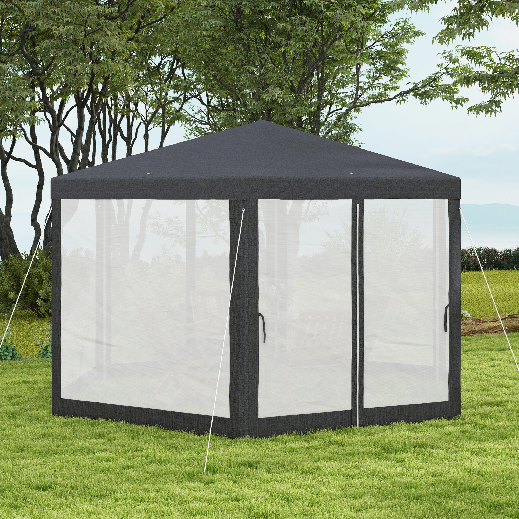 Un gazebo scuro con lati trasparenti si erge sull'erba verde sotto gli alberi.