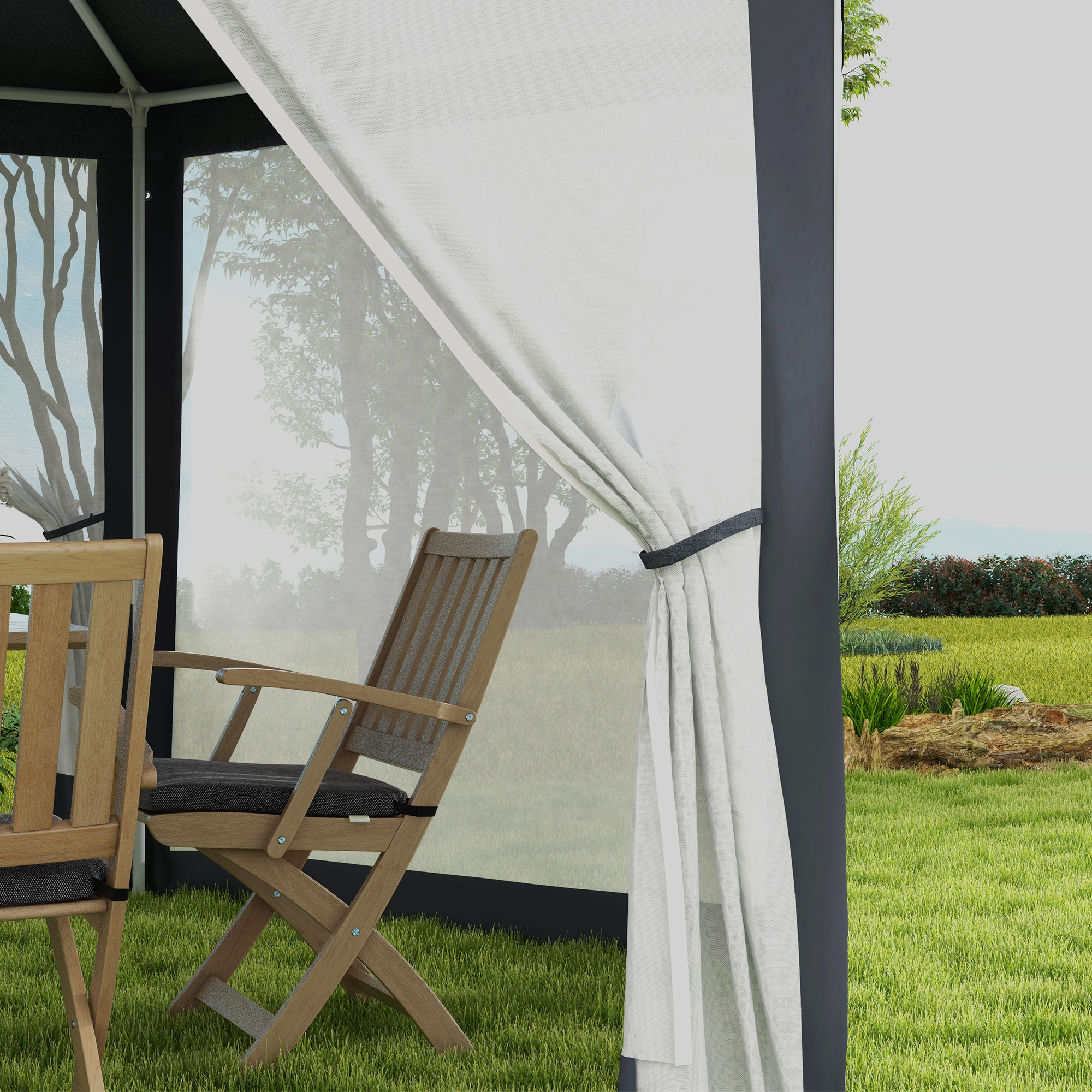 Due sedie in legno con cuscini scuri siedono sull'erba sotto un gazebo.