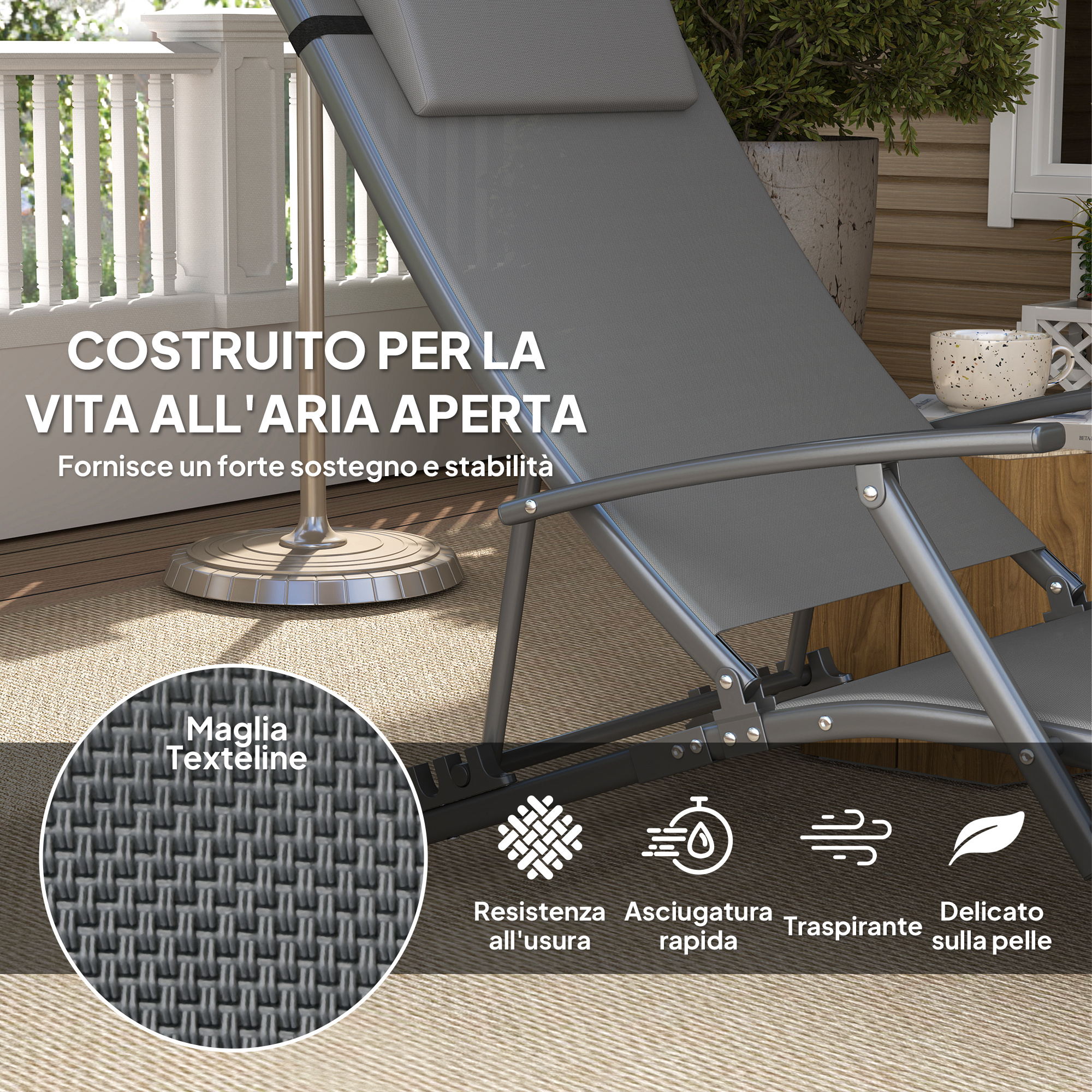 Sdraio grigio su terrazzo in legno con piante e tavolo. Testo evidenzia le caratteristiche.