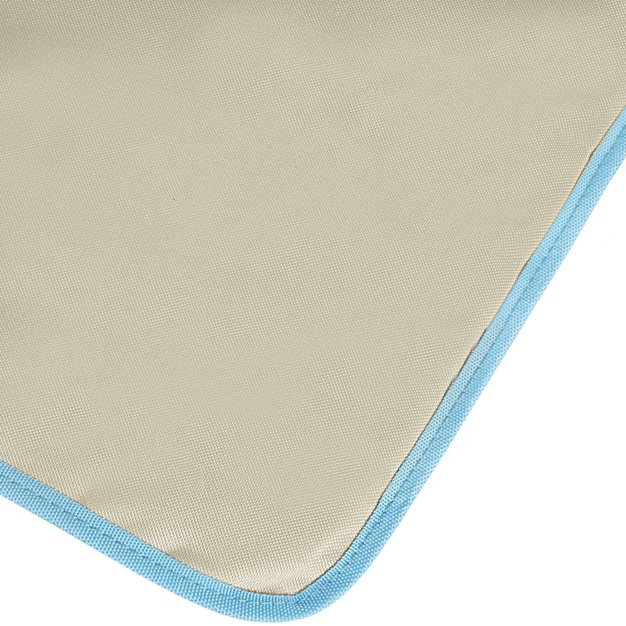 Tessuto beige con bordo blu, primo piano.