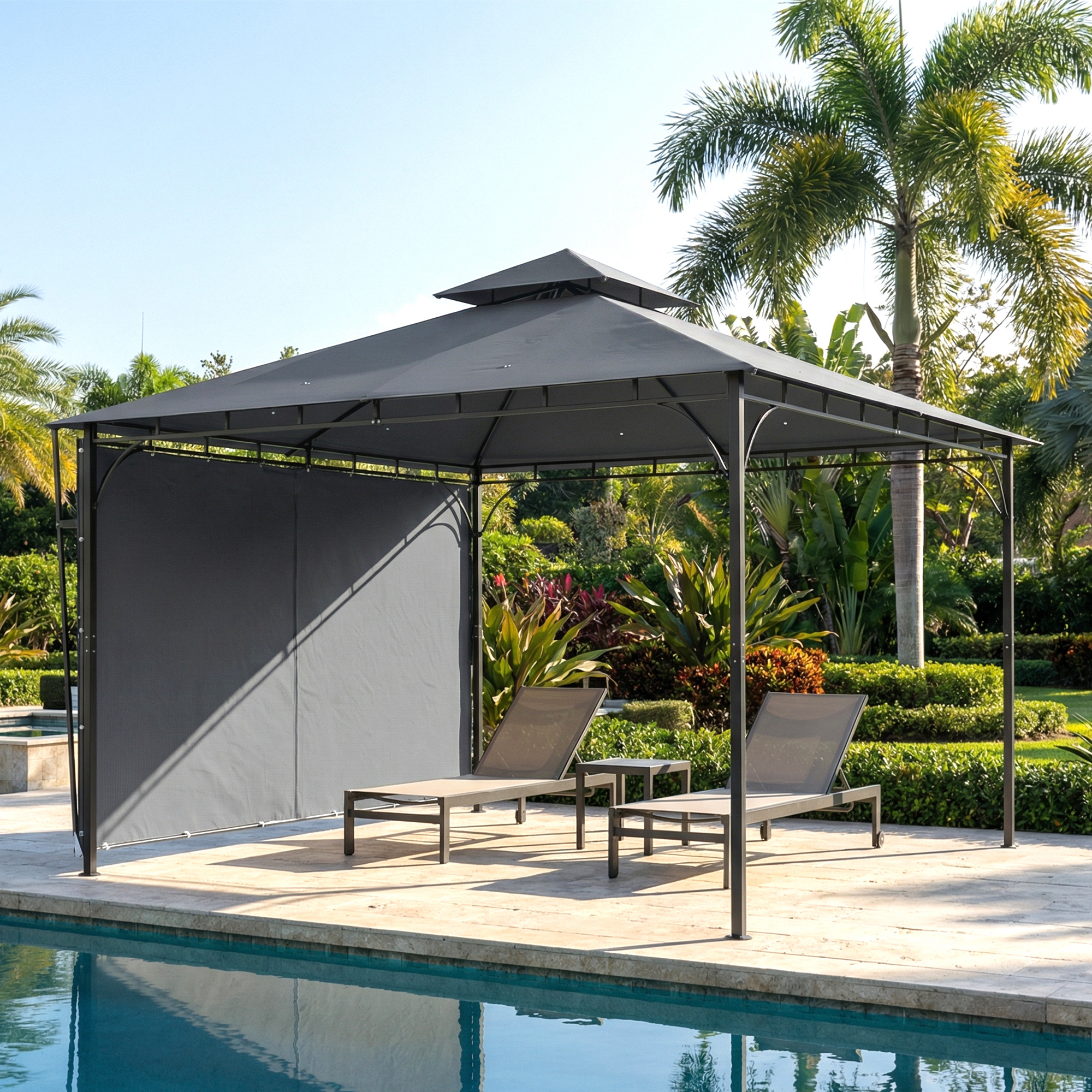 Un gazebo scuro con due sedie a sdraio e un tavolino vicino a una piscina.