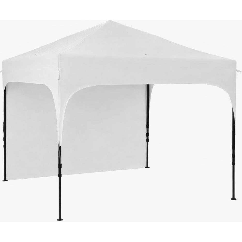 Un gazebo pop-up bianco con pali di supporto neri si erge su uno sfondo bianco semplice, visto di sbieco.