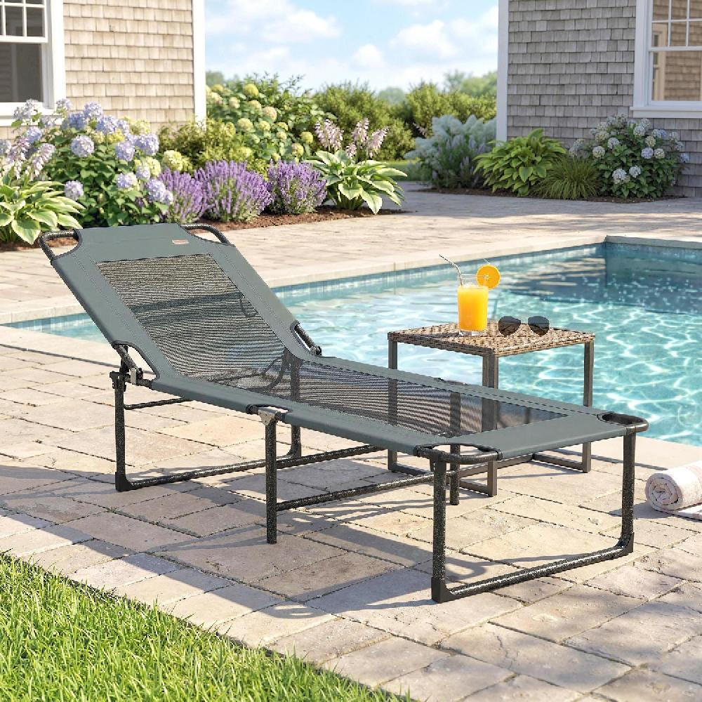 Una chaise longue grigia vicino a una piscina con bevanda, occhiali da sole e asciugamano.