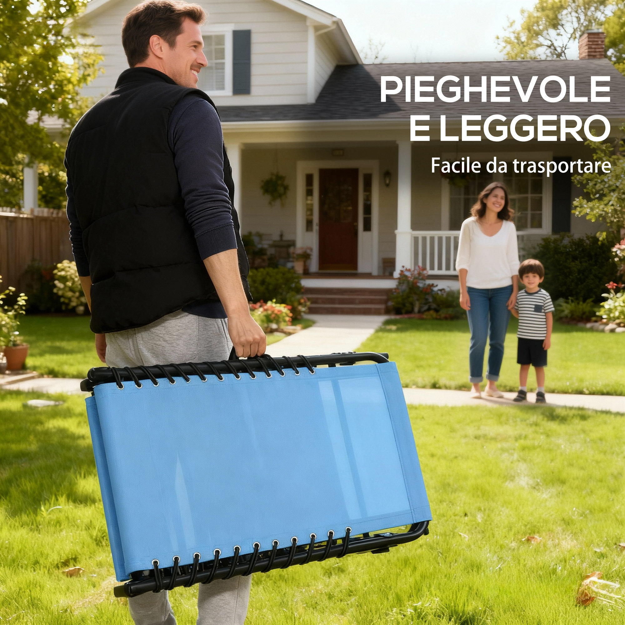 Un uomo porta una sedia blu davanti a una casa. Una famiglia sullo sfondo.