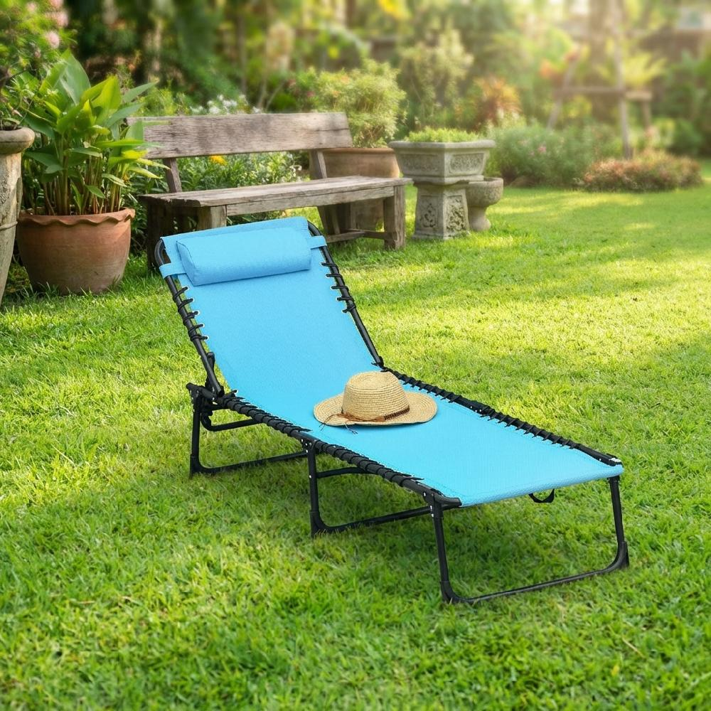 Una sdraio blu con cappello di paglia su erba verde, panchina di legno sullo sfondo.