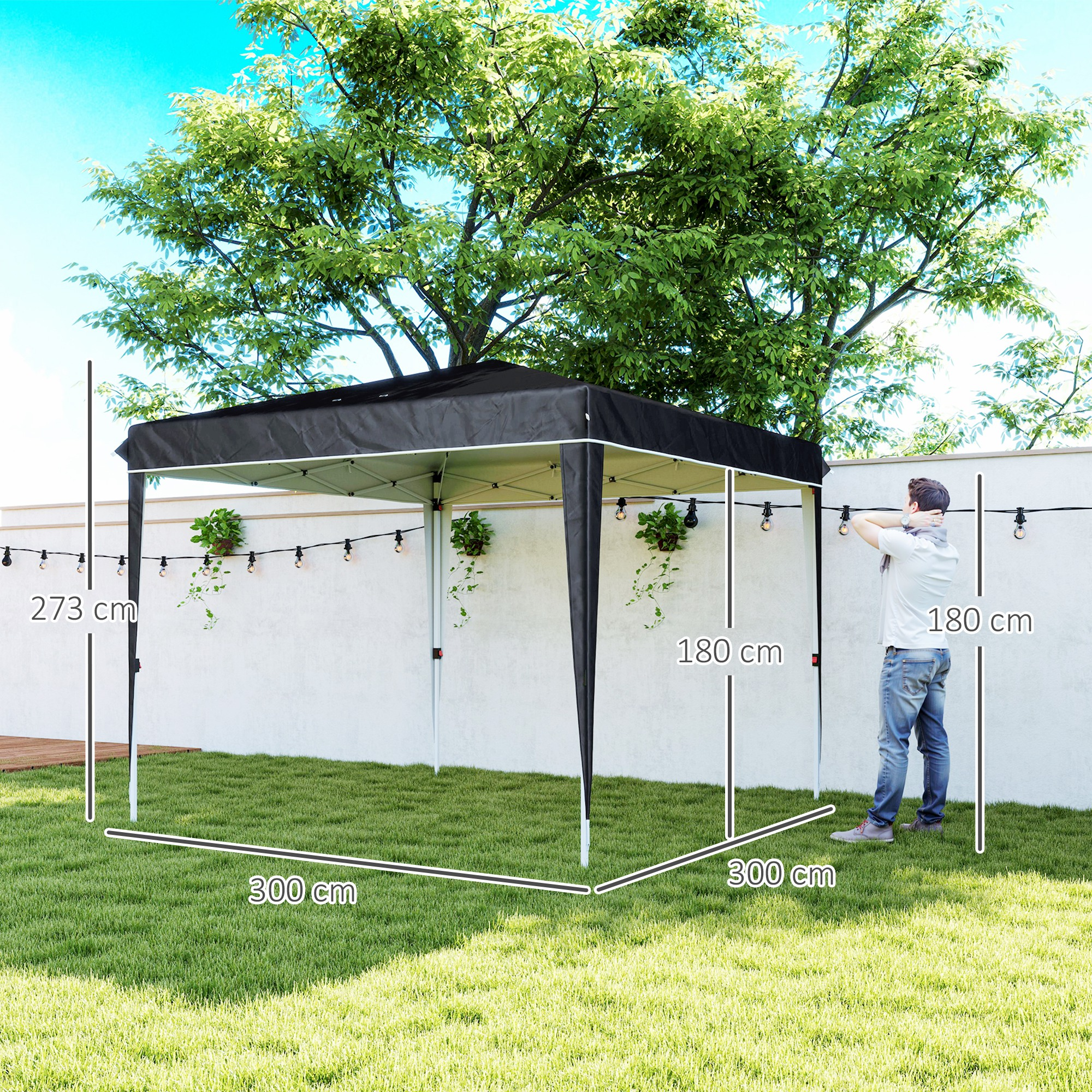 Un uomo è accanto a una gazebo nero in giardino, con dimensioni indicate.
