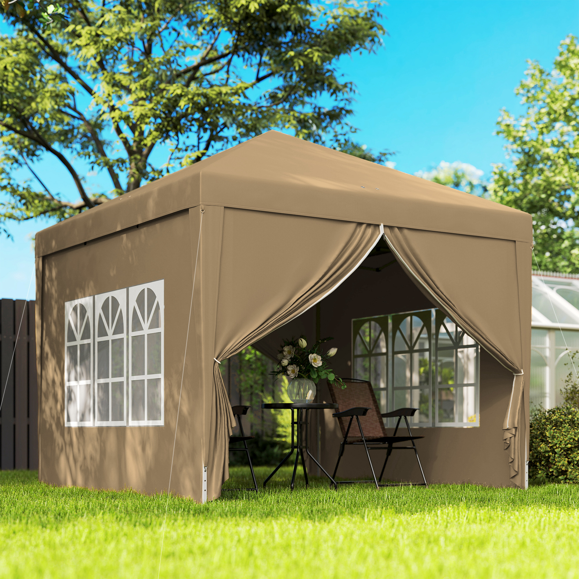 Una tenda color cuoio su erba verde con alberi e cielo blu.
