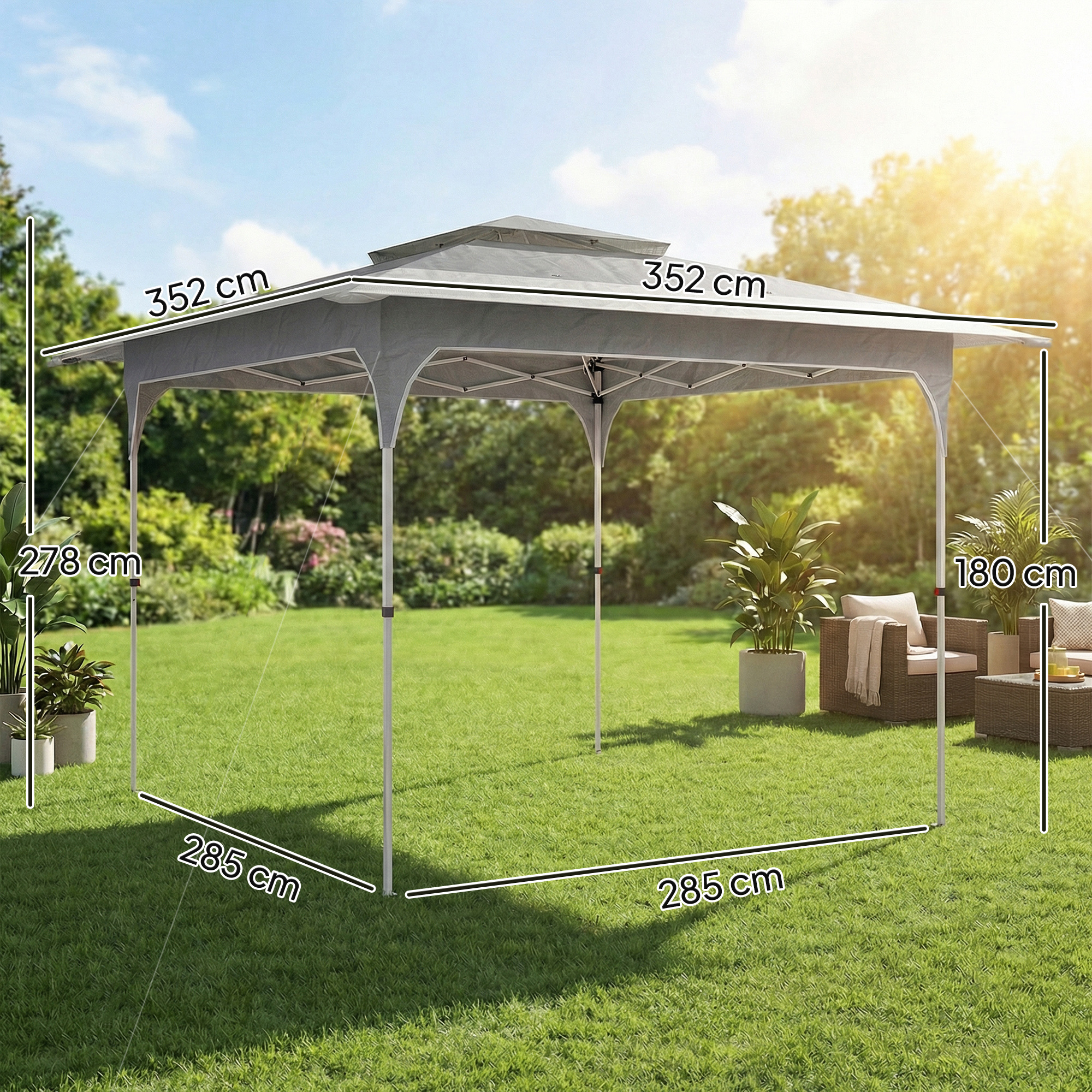 Una gazebo grigia con dimensioni, si erge su un prato con mobili.