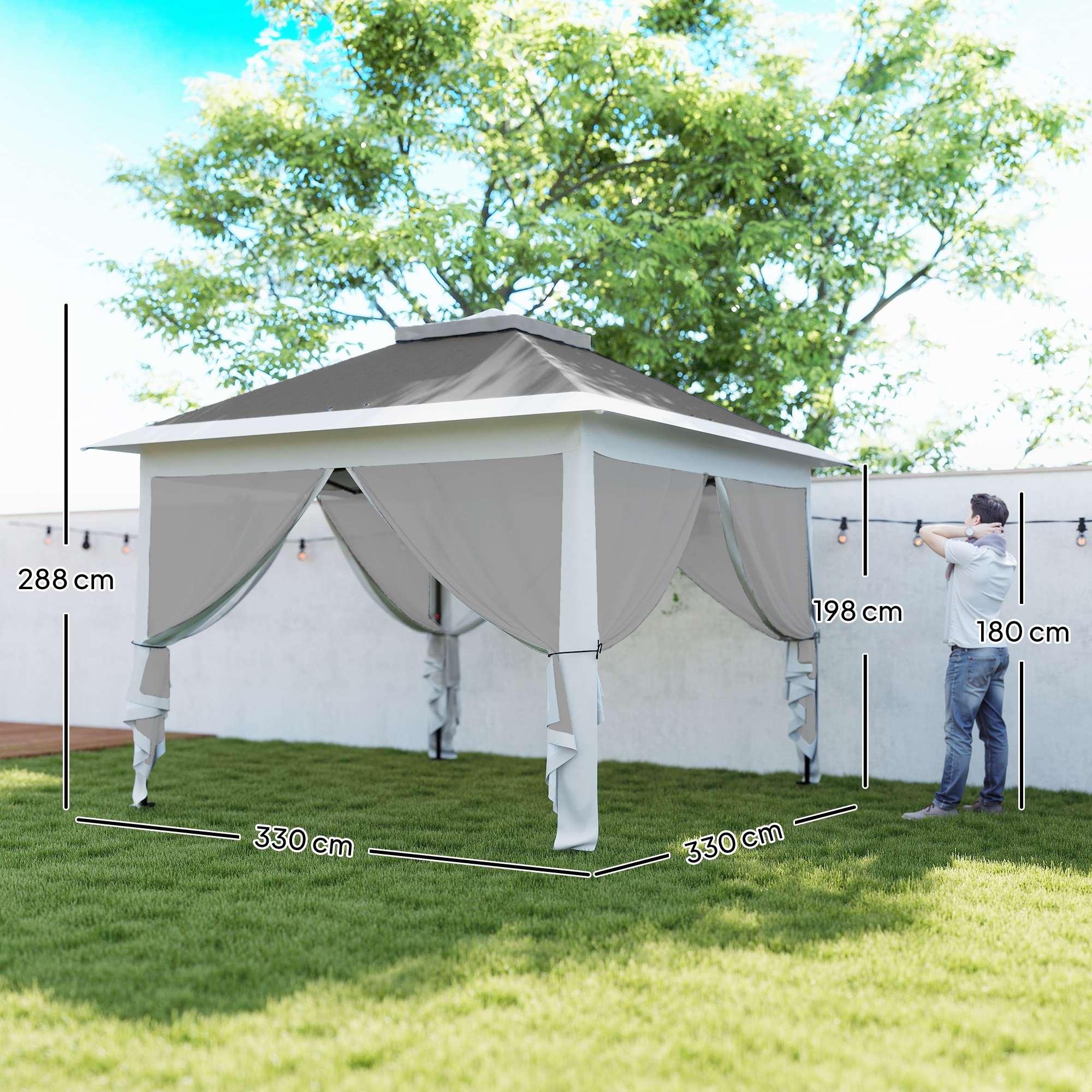 Un uomo accanto a un gazebo bianco con tende grigie in un giardino.