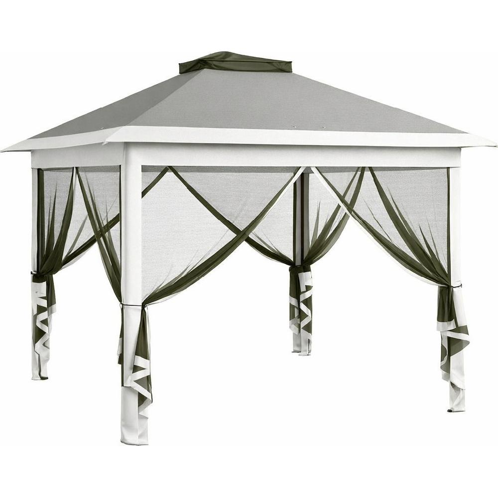 Un gazebo bianco con tetto grigio e zanzariere scure legate ai pali.