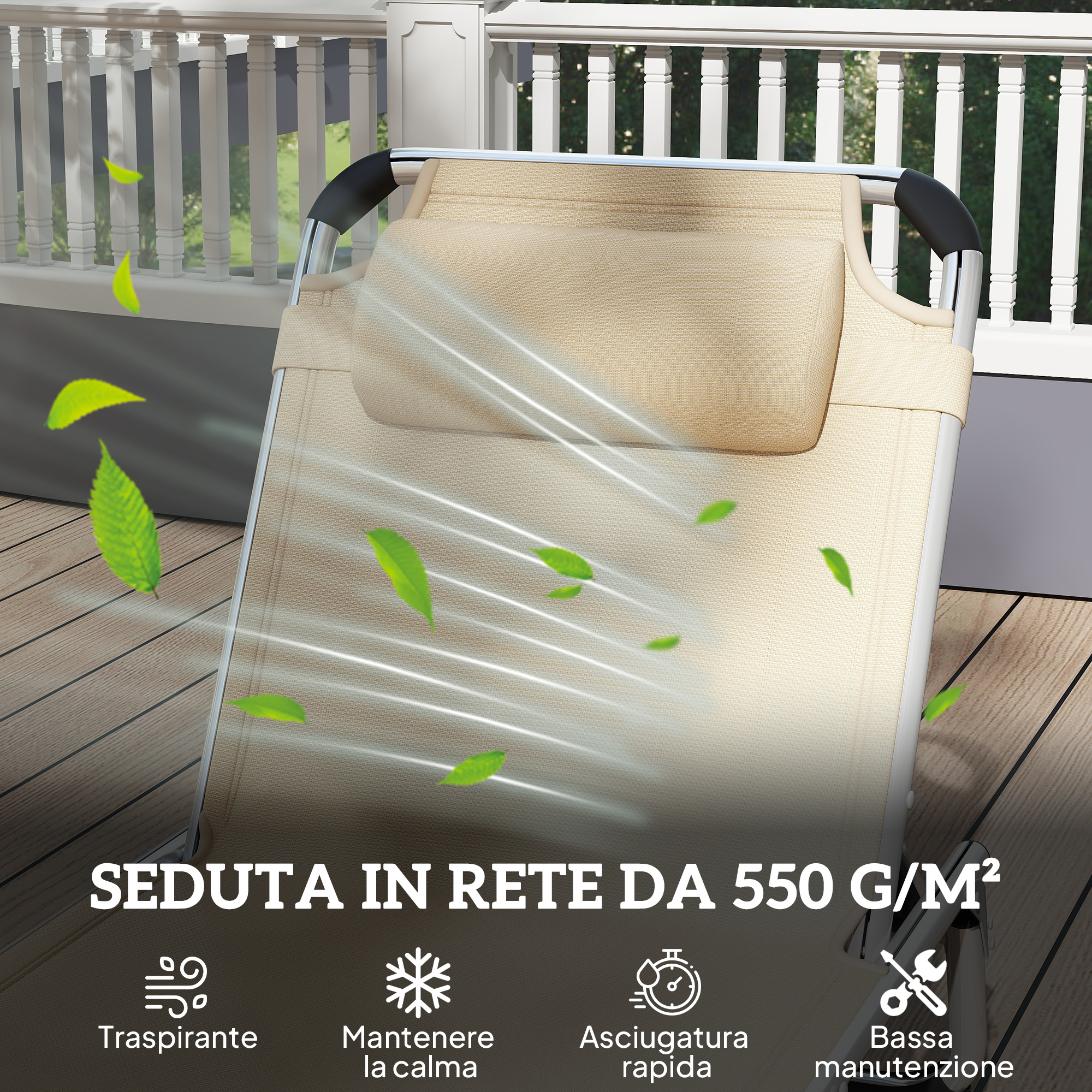 Sdraio beige con cuscino su terrazza in legno, circondato da foglie verdi.