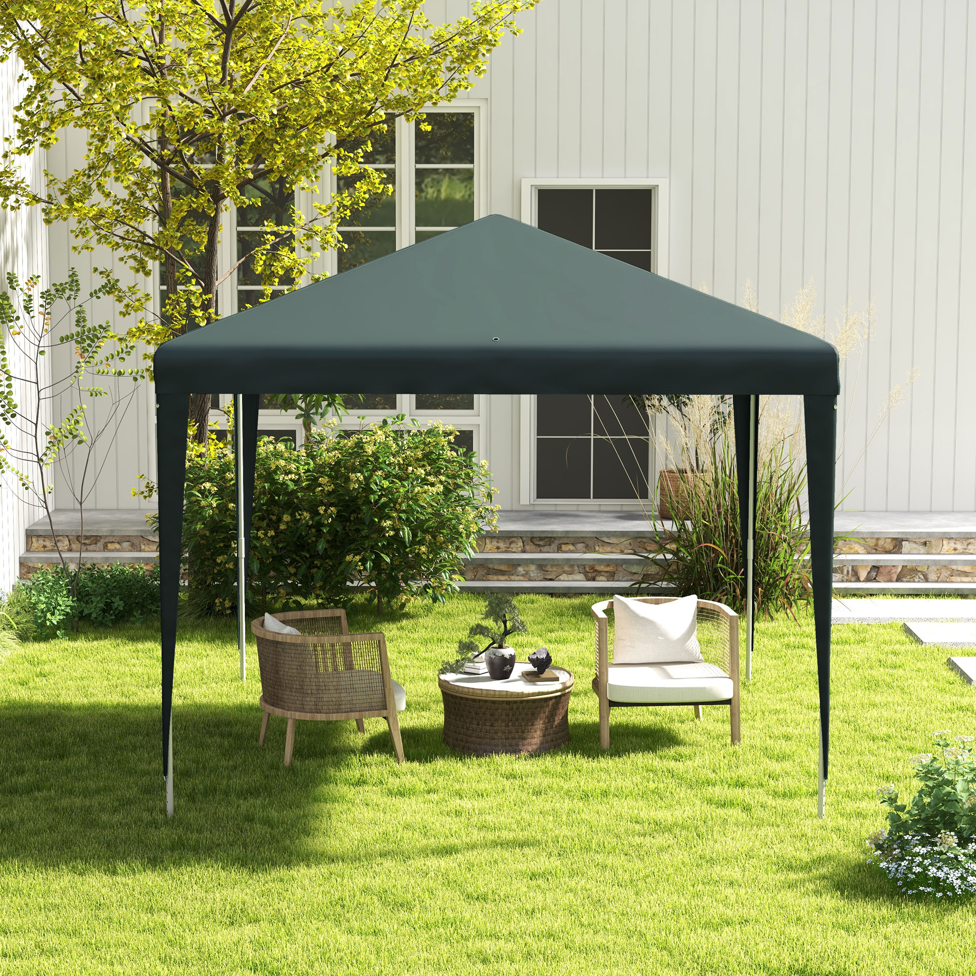 Una gazebo scuro si erge su erba verde davanti a una casa con gradini in pietra.