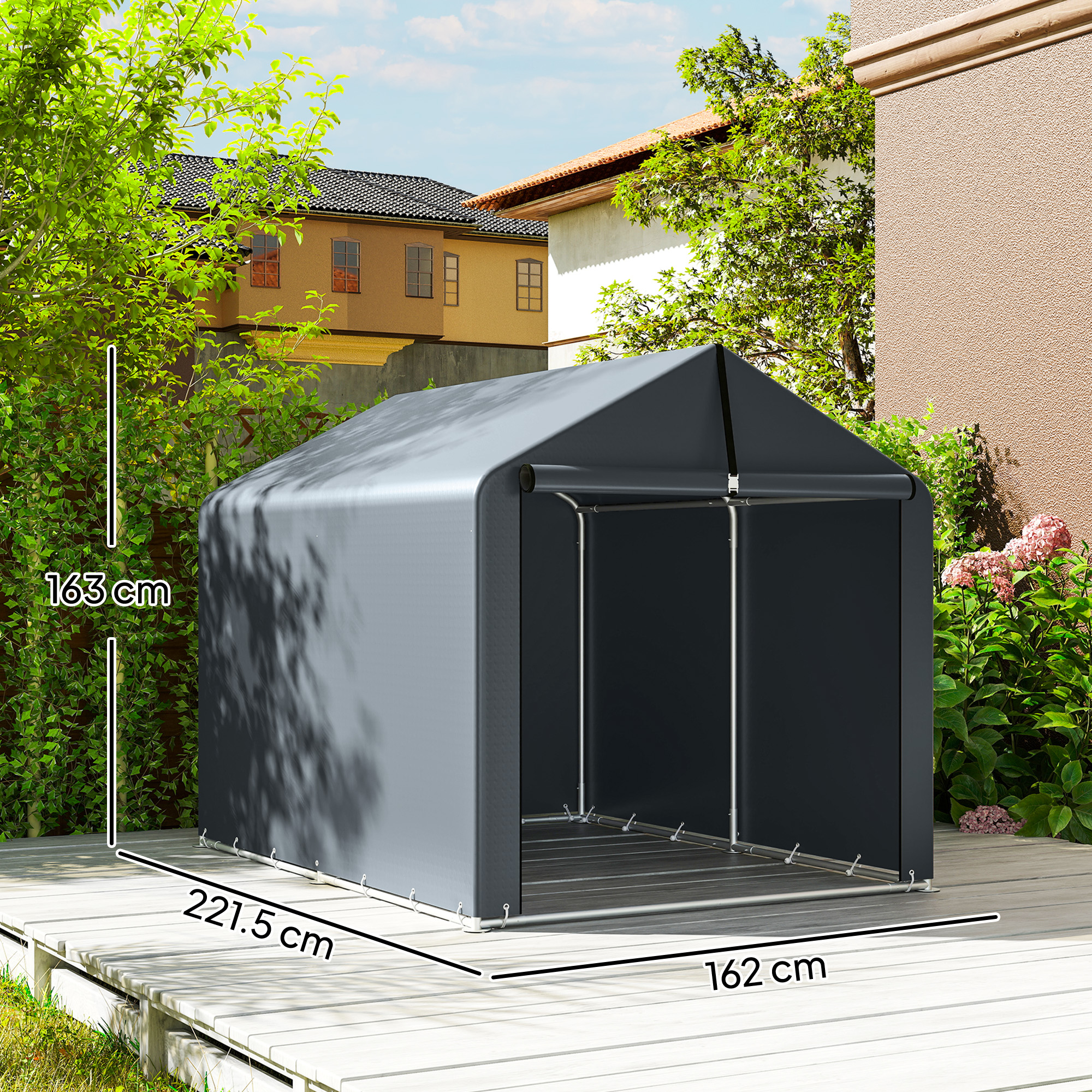 Tenda grigia con telaio metallico su ponte di legno, circondata da verde e case.
