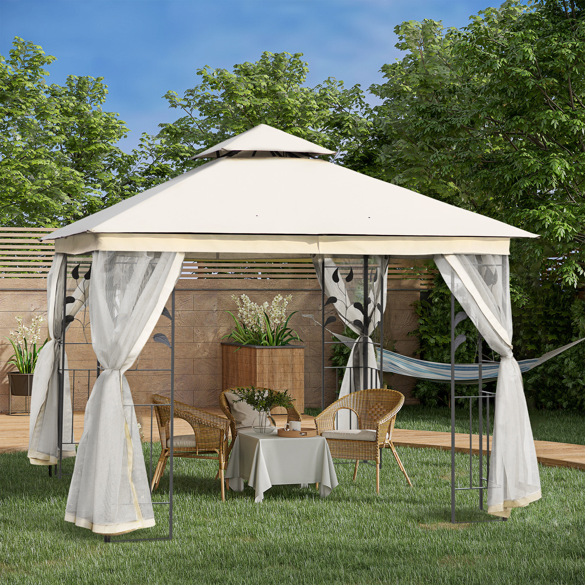 Un gazebo beige con tende bianche si erge su un prato verde con mobili.
