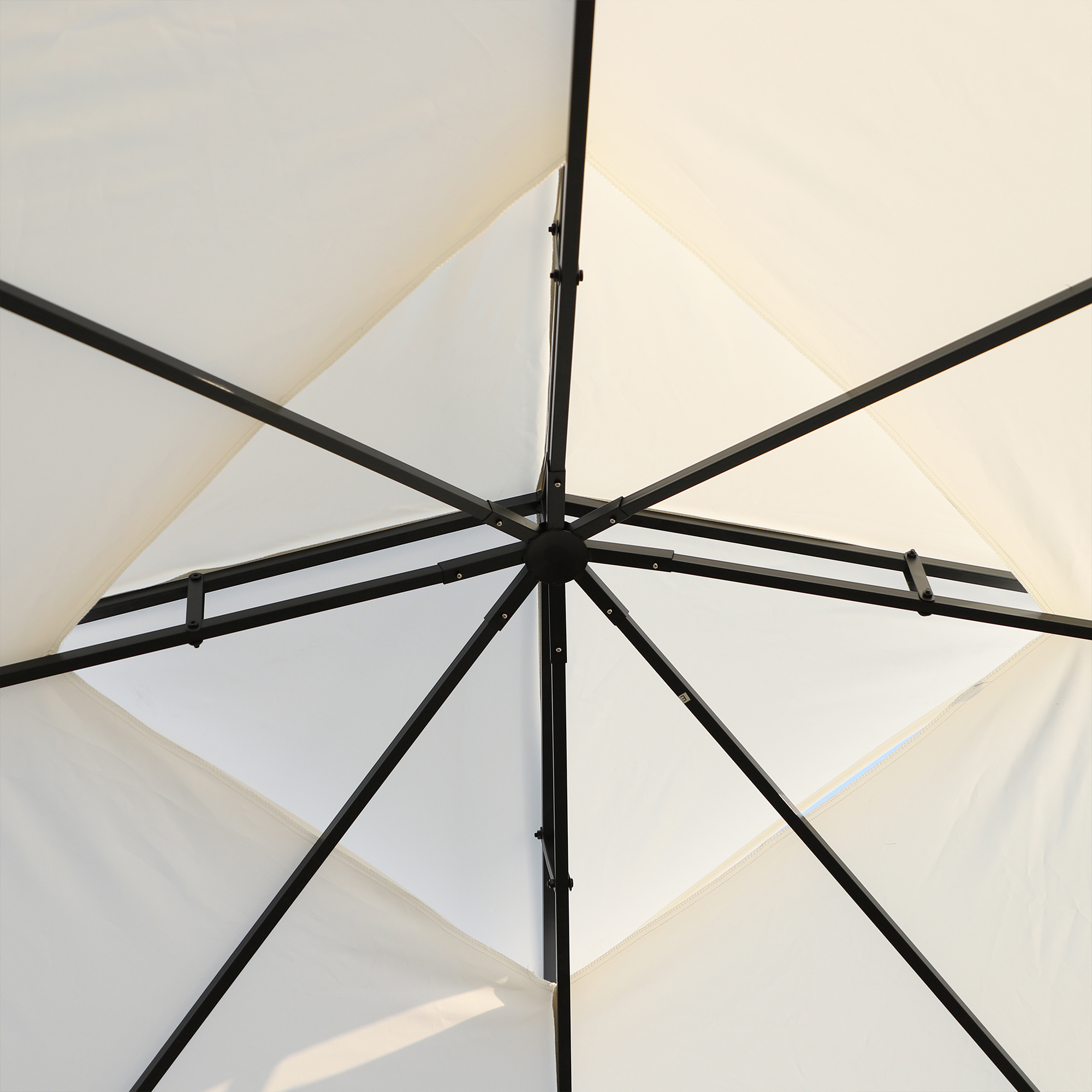 Pannelli di tessuto bianchi di una tenda da sole con telaio in metallo nero.