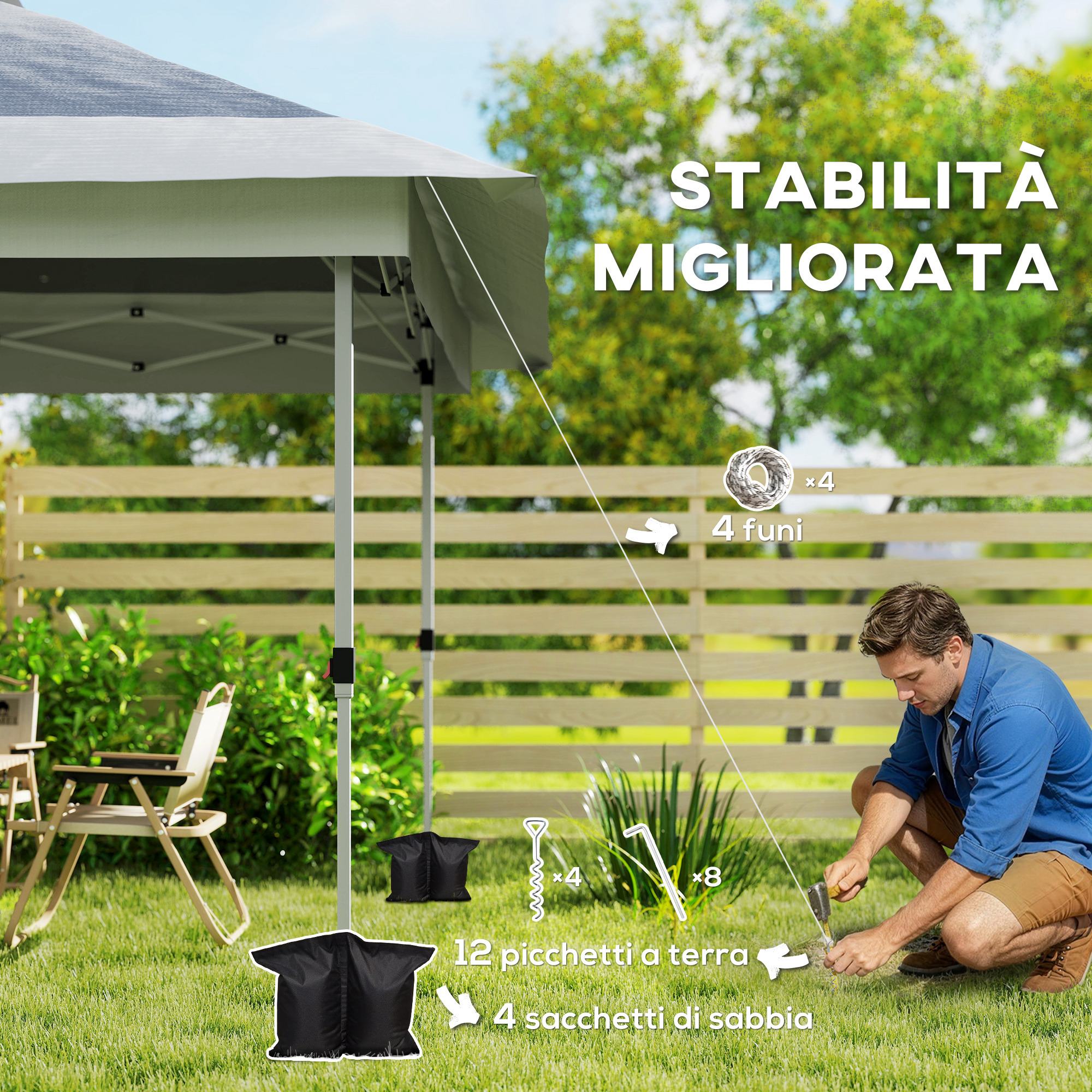 Uomo fissa tenda con corde, picchetti e sacchi di sabbia in giardino.