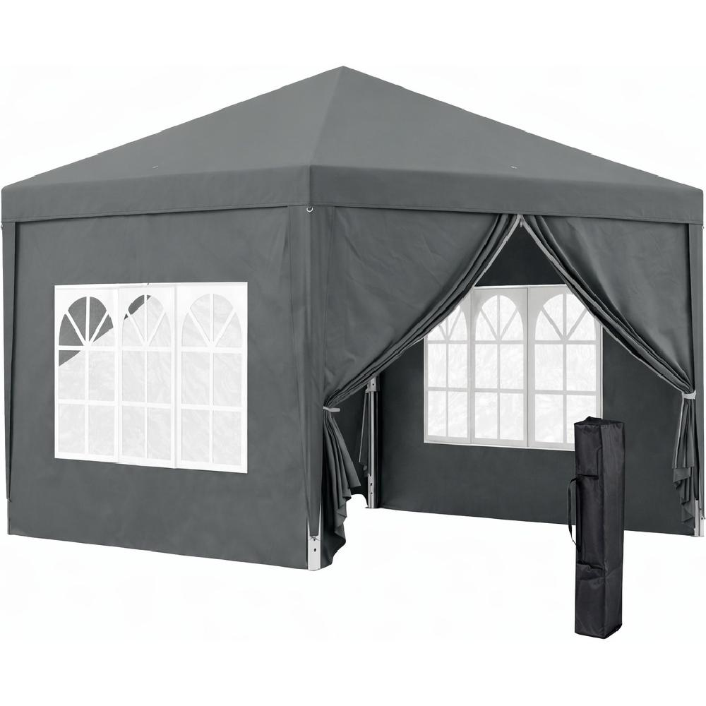 Una tenda grigia con finestre ad arco. Una borsa nera è accanto.