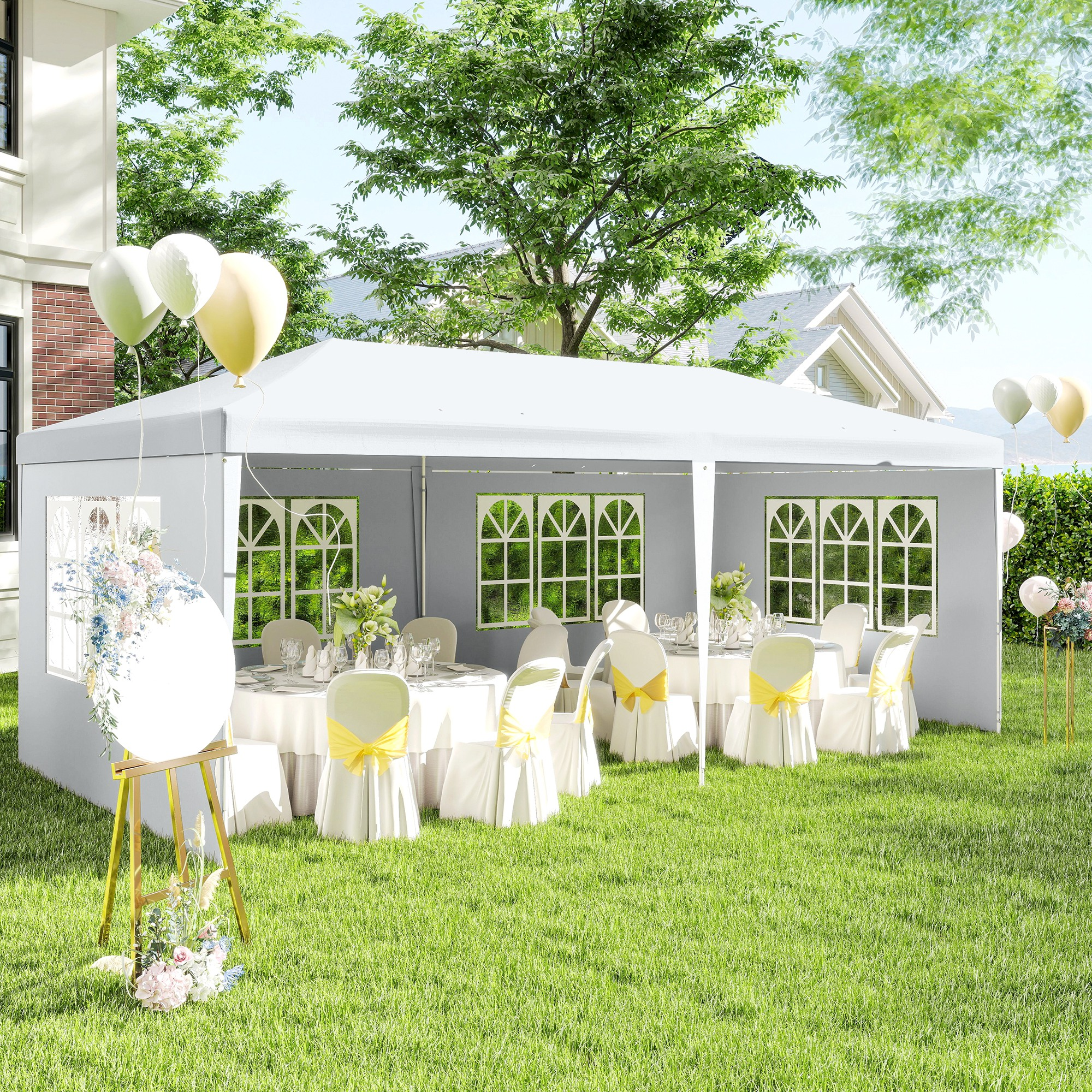 Allestimento evento all'aperto con tenda bianca, tavoli, sedie con fiocchi gialli, palloncini, decorazioni.