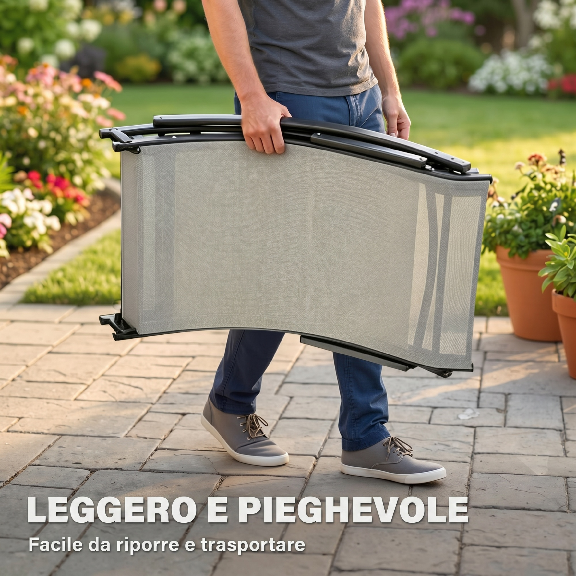 Uomo porta sdraio grigio pieghevole su patio in pietra all'aperto.