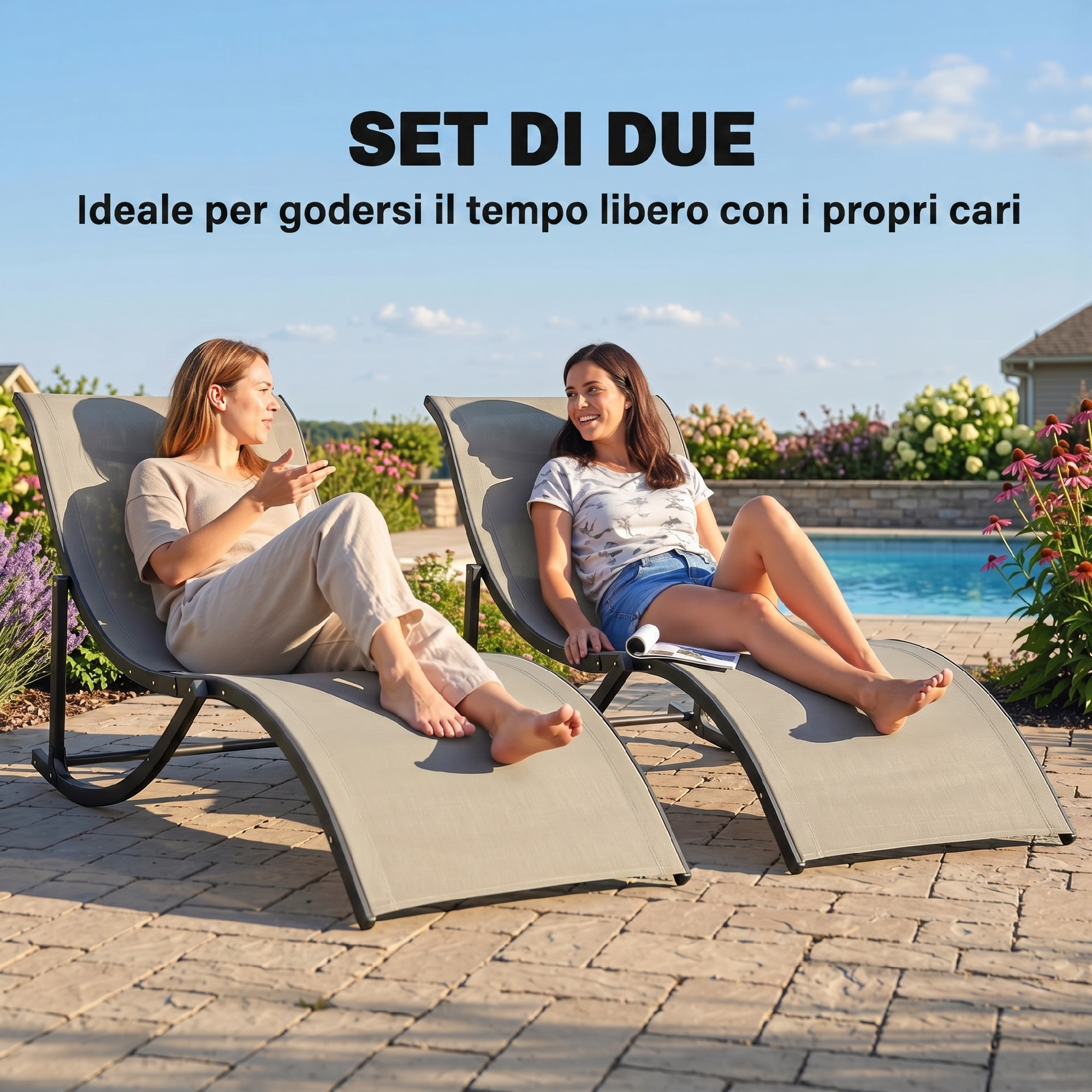 Due donne si rilassano su sedie a sdraio vicino a una piscina con fiori.