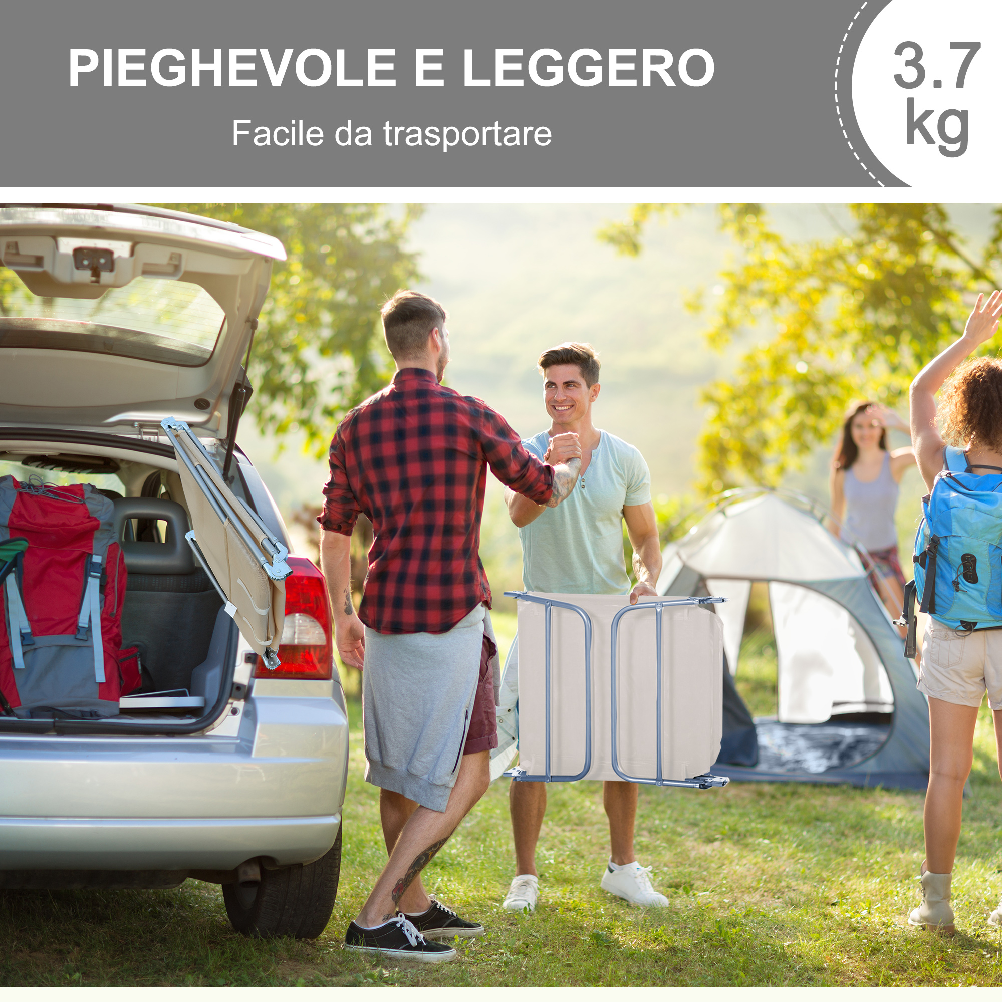 Due uomini scaricano attrezzatura da campeggio da un'auto. Una tenda sullo sfondo.