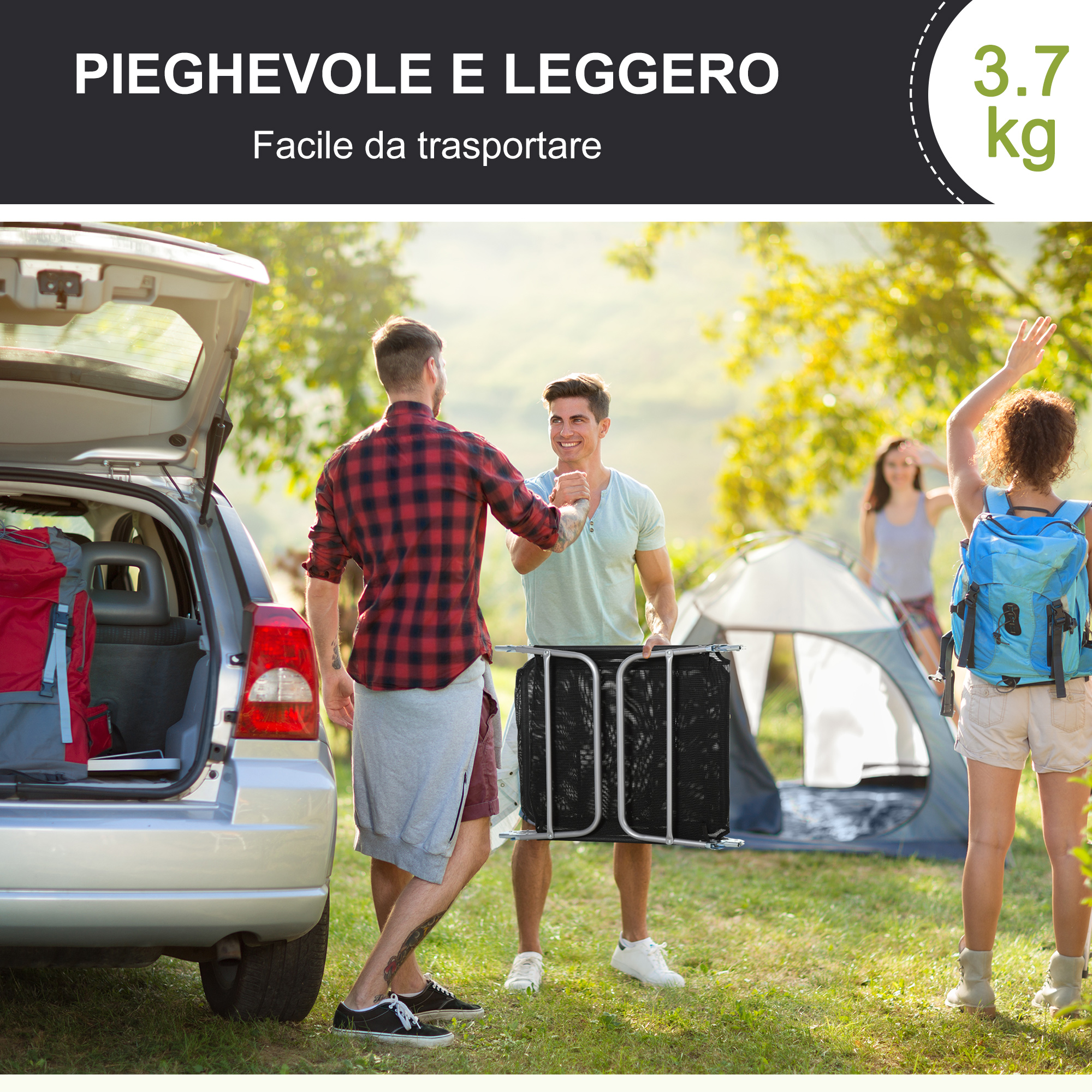 Due uomini si stringono la mano portando un cesto in rete nero. Auto e tenda sullo sfondo.