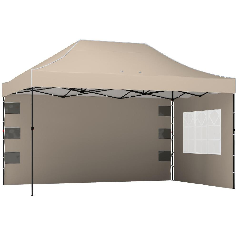 Una tenda color sabbia con tre pareti, una delle quali con finestre.