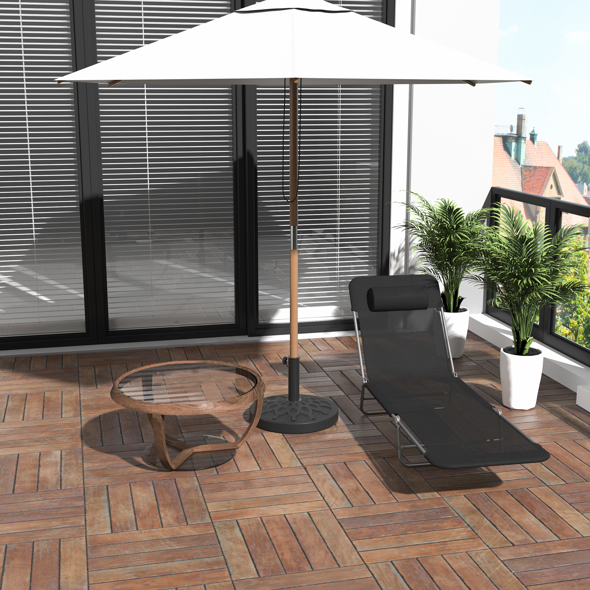 Un balcone con piastrelle in legno, lettino, ombrellone, tavolo e piante.