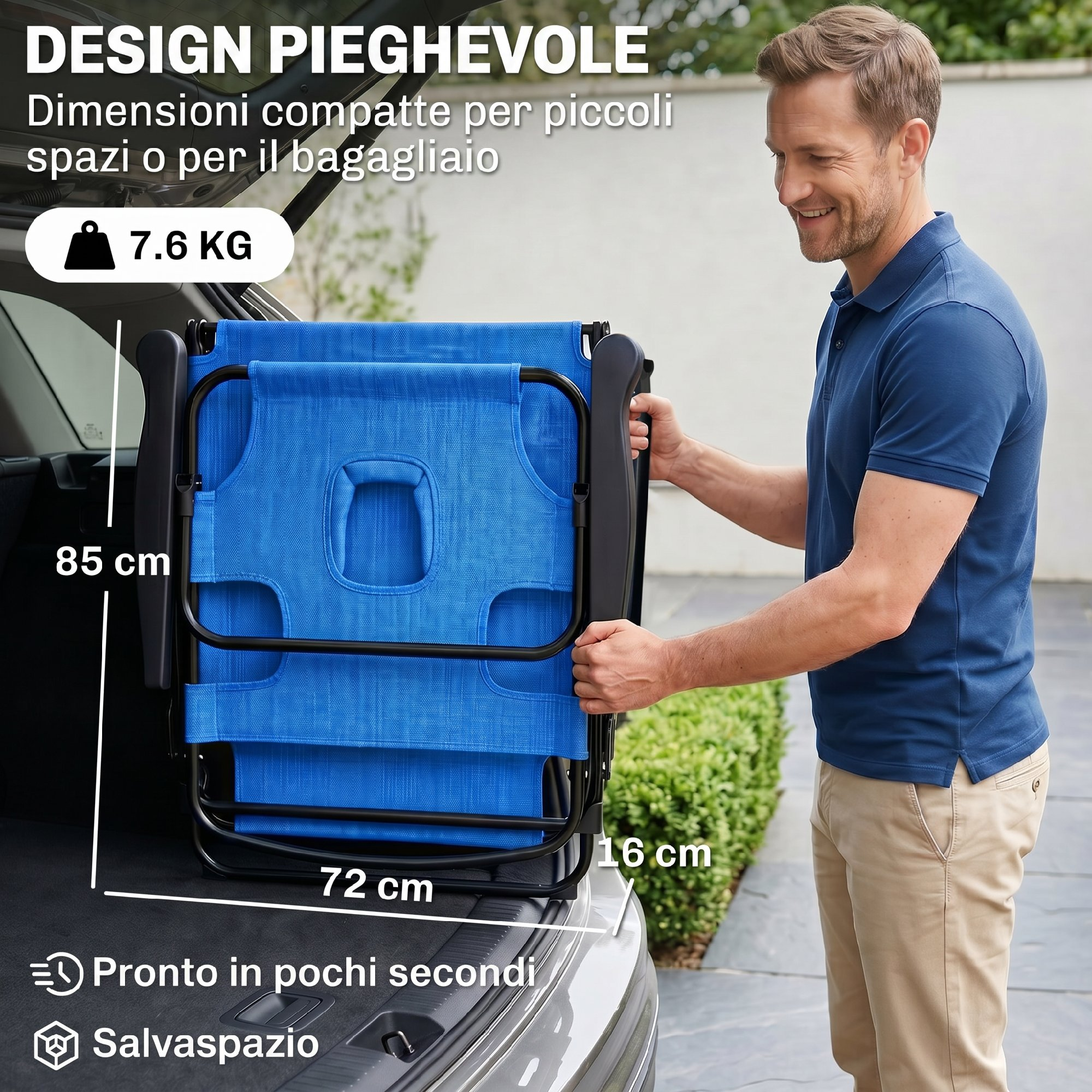 Un uomo ripone una sedia pieghevole blu nel bagagliaio di un'auto. Vengono mostrate le dimensioni.
