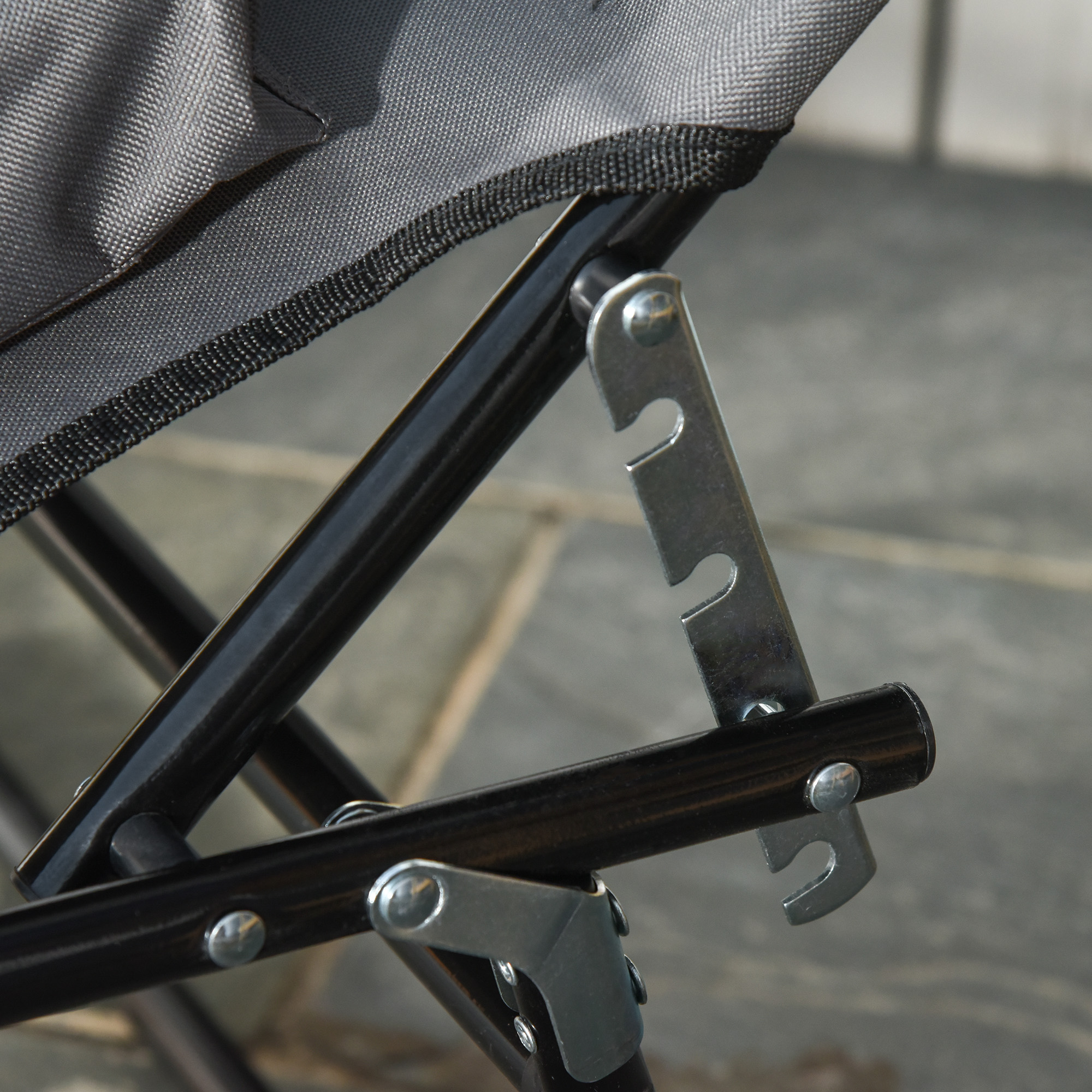 Sedia in tessuto grigio con gambe in metallo nero e giunture argentate.