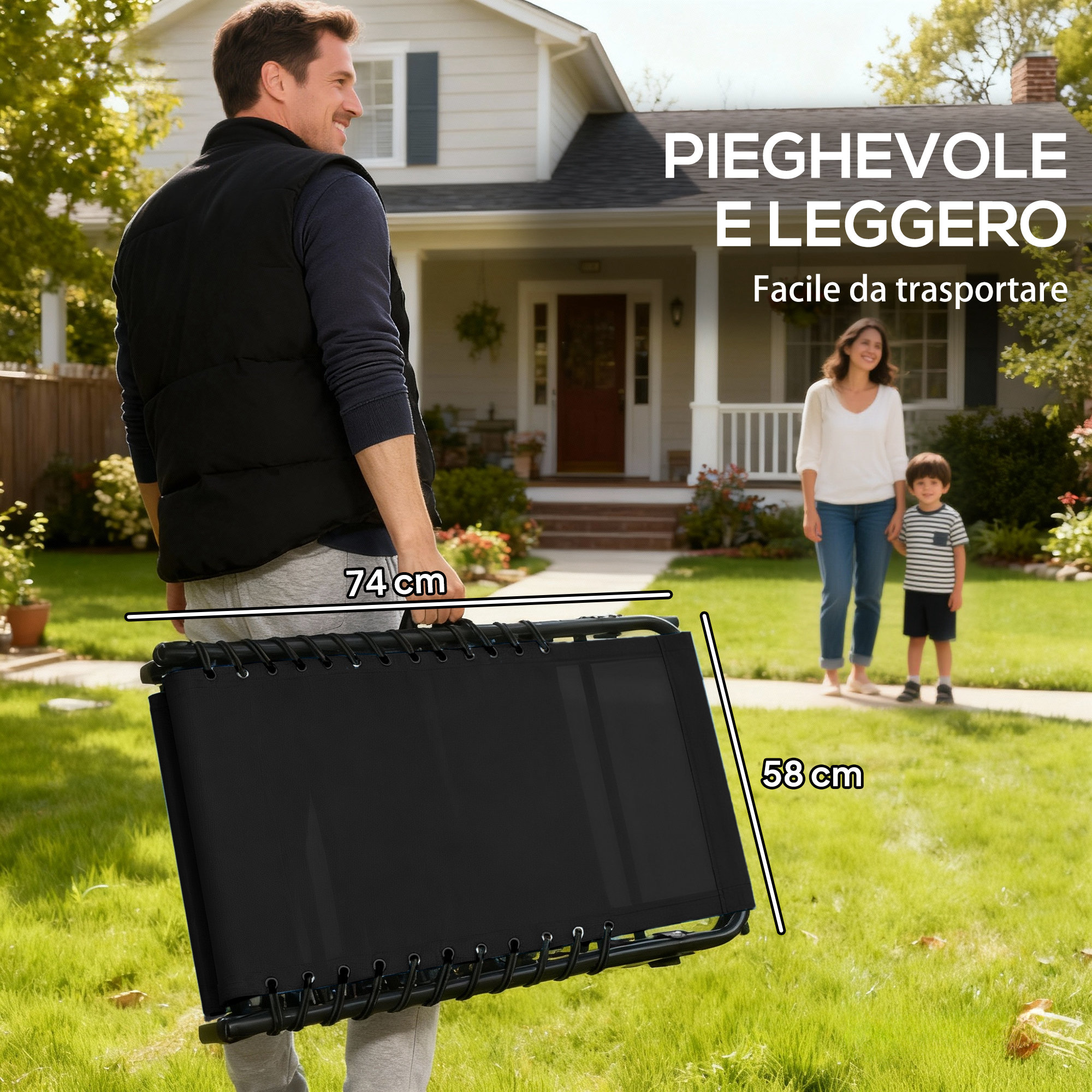 Uomo porta sedia pieghevole nera davanti a una casa, famiglia sullo sfondo.