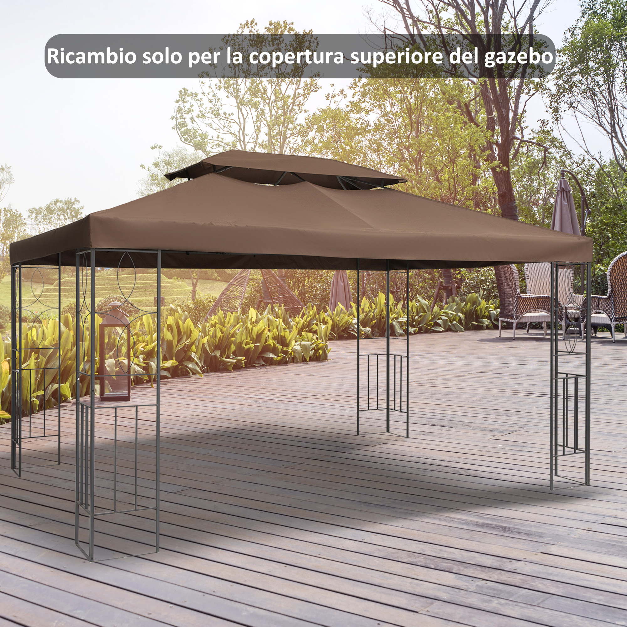 Gazebo marrone con tetto doppio su un ponte di legno, circondato da piante verdi.
