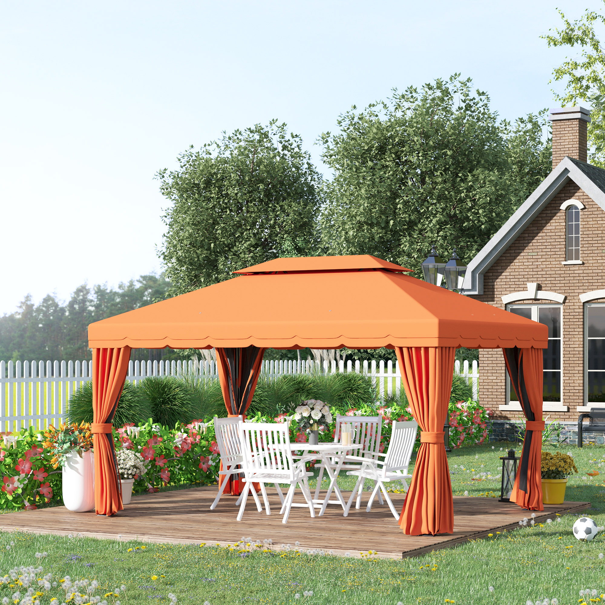 Una gazebo arancione con tavolo e sedie su un ponte di legno di fronte a una casa di mattoni.