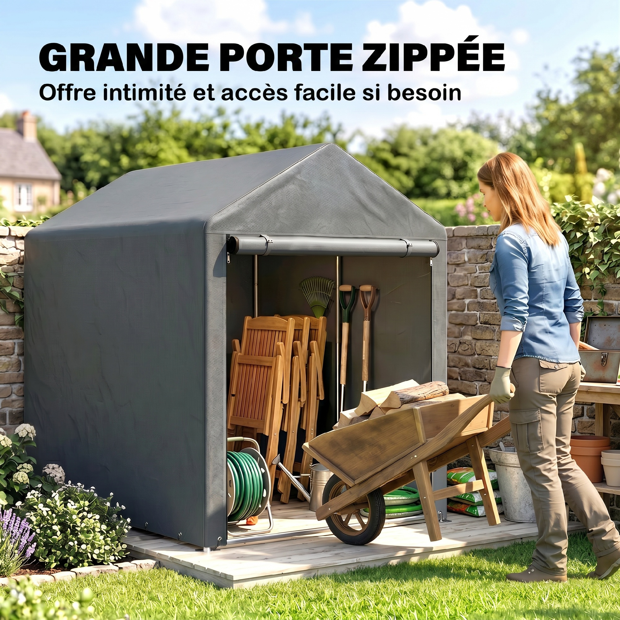 Una donna spinge una carriola di legno accanto a una tettoia da giardino grigia con attrezzi e legno.