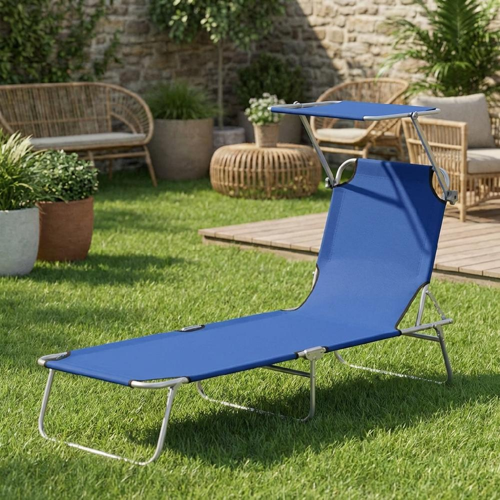 Una sdraio blu con tettuccio sul prato verde in un giardino.