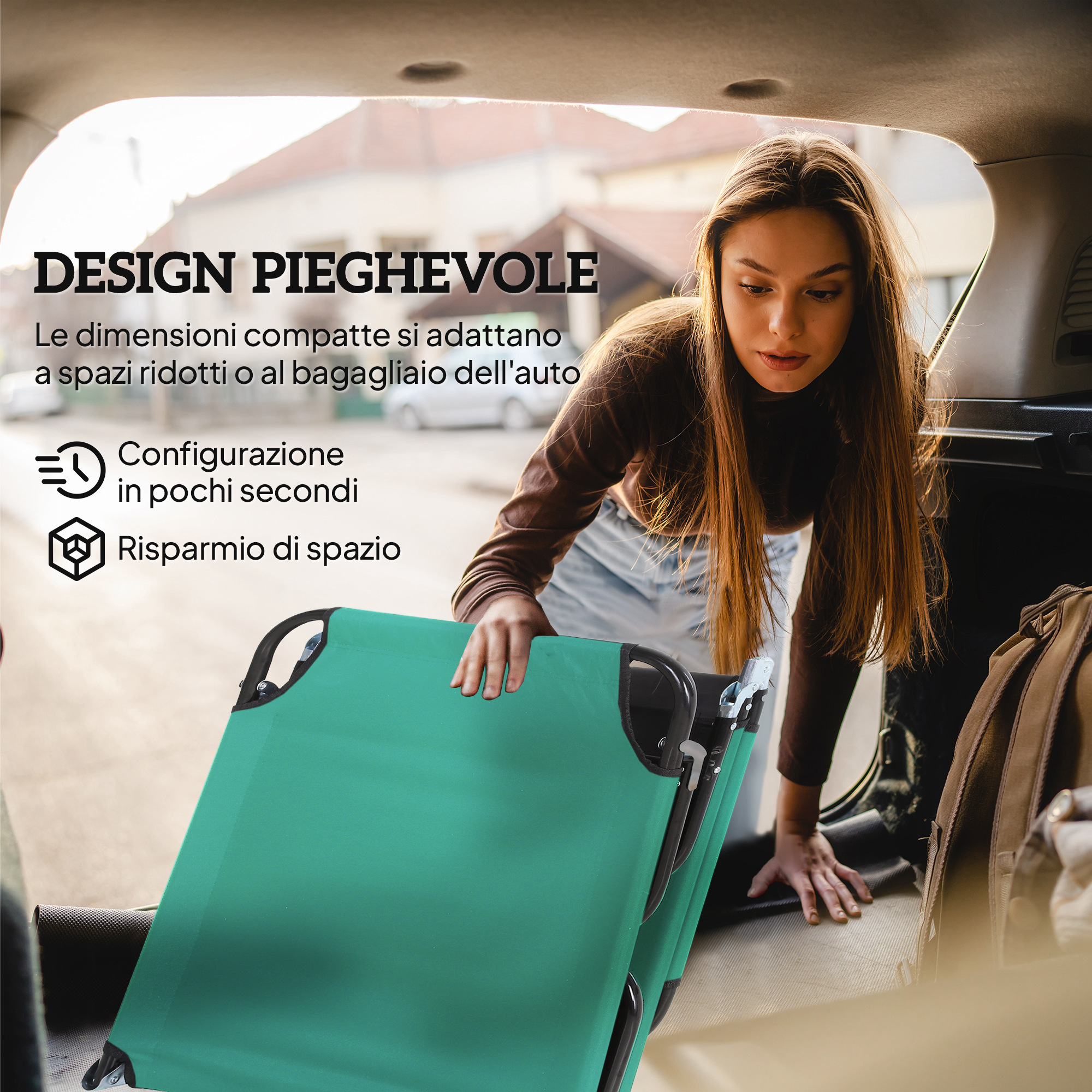 Donna mette un lettino pieghevole turchese nel bagagliaio. Design compatto.